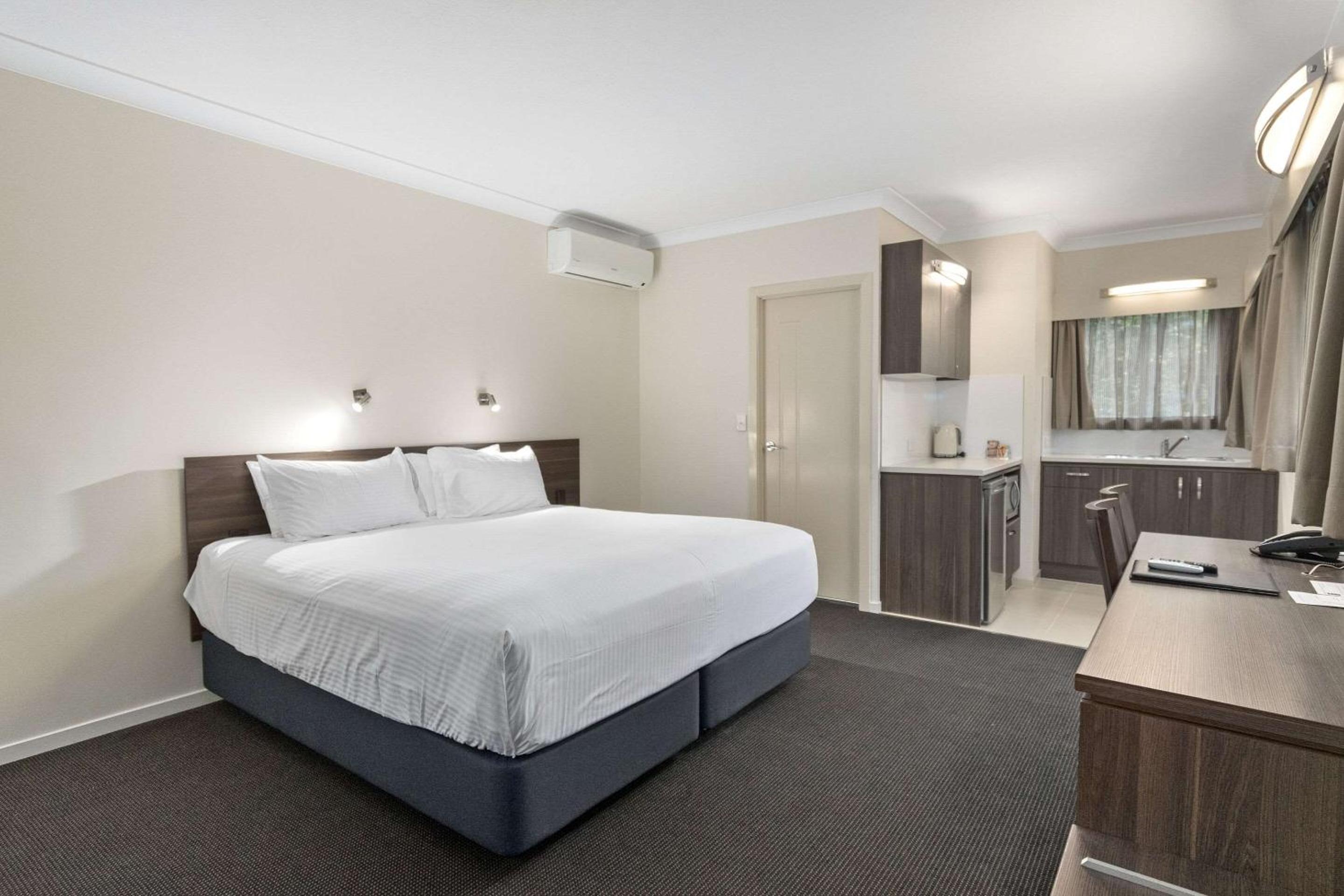 Deluxe Triple Room with Queen and Single Bed thumbnail 5