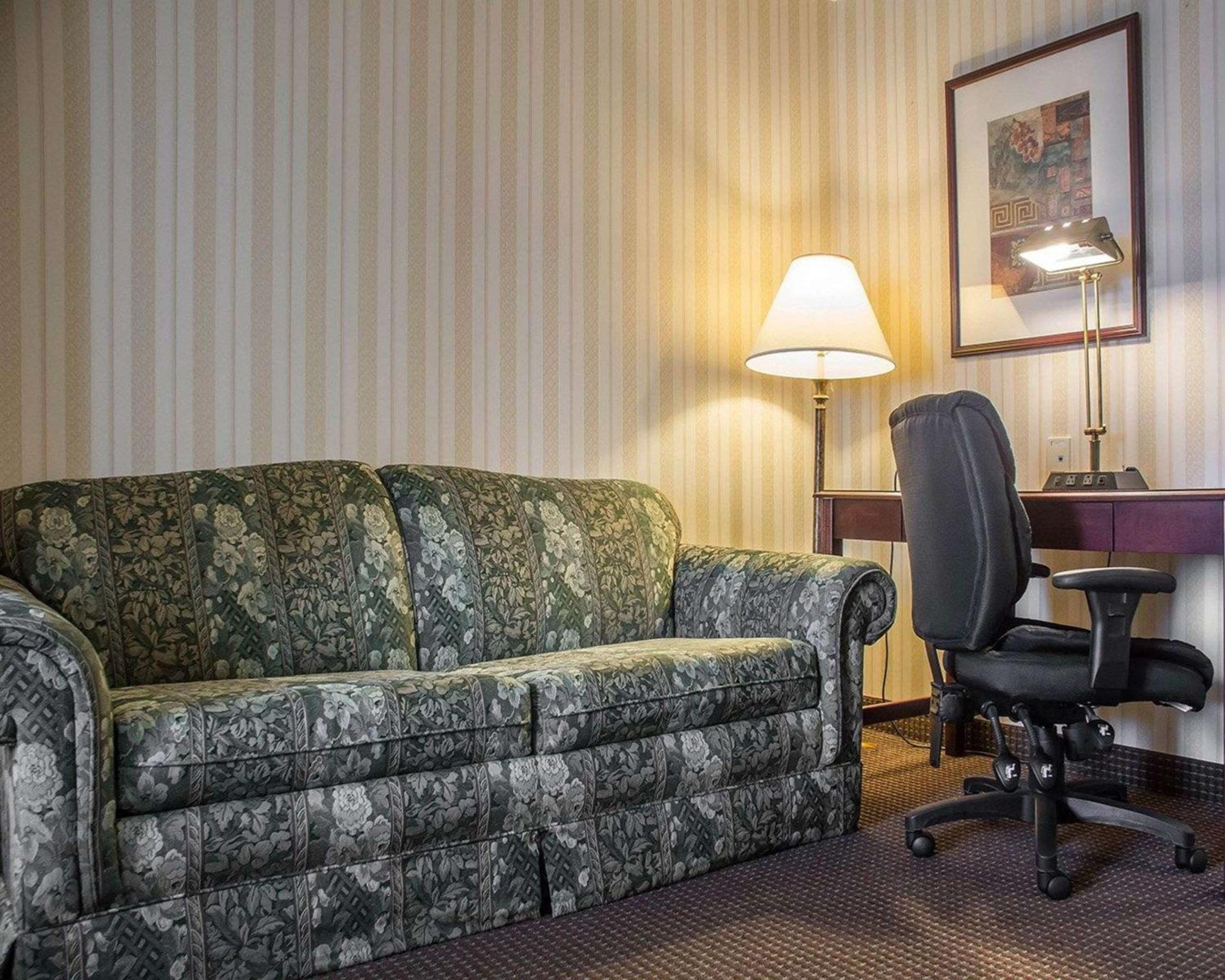 Business Queen Suite - Non-Smoking photo 2
