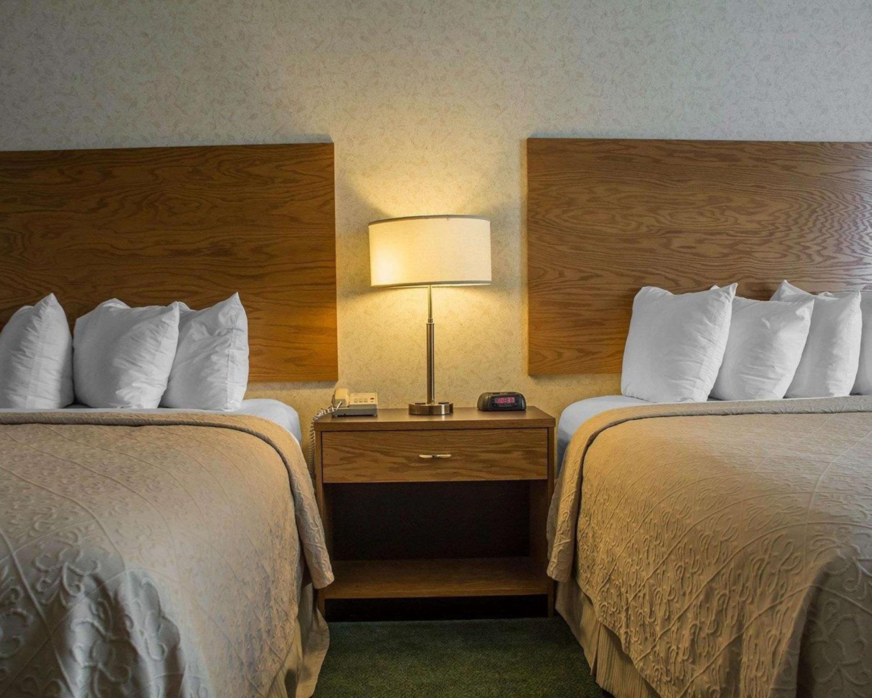 Large Queen Room With Two Queen Beds - Non-Smoking photo 3