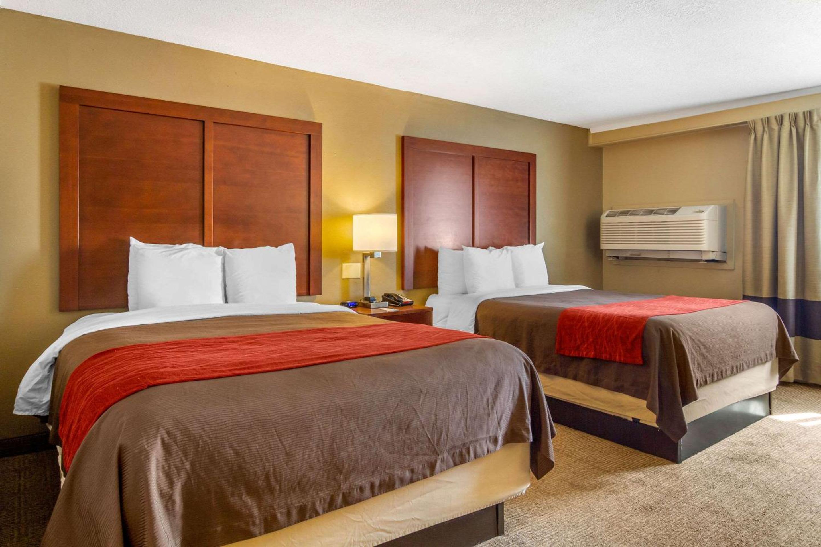 Queen Room With Two Queen Beds - Non-Smoking photo 1