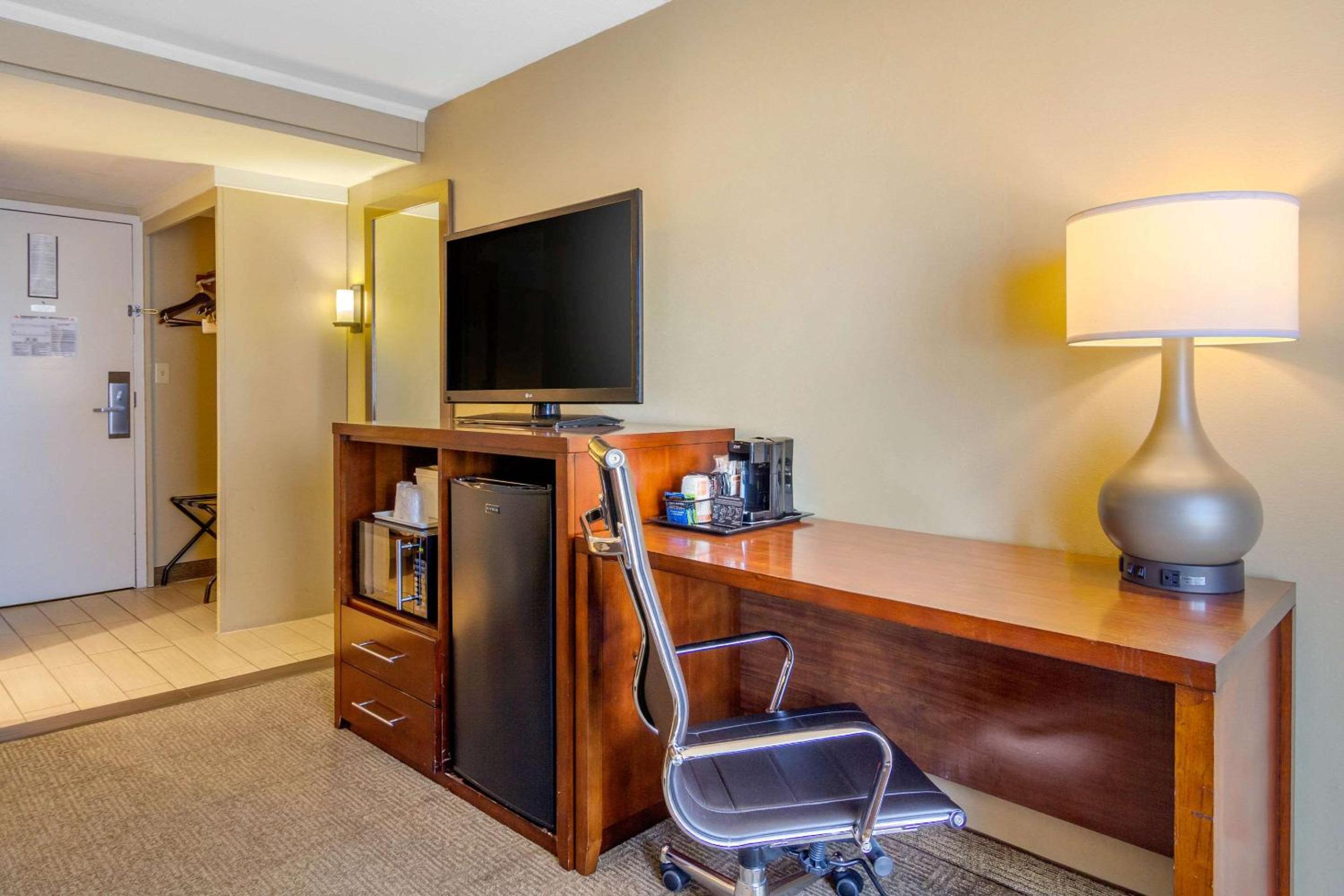 King Room - Non-Smoking - Photo 2