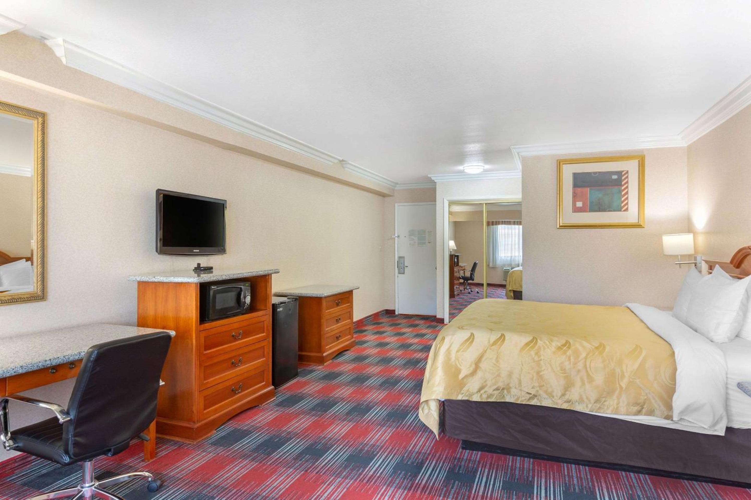Standard Room, 1 King Bed, Non Smoking - Photo 2