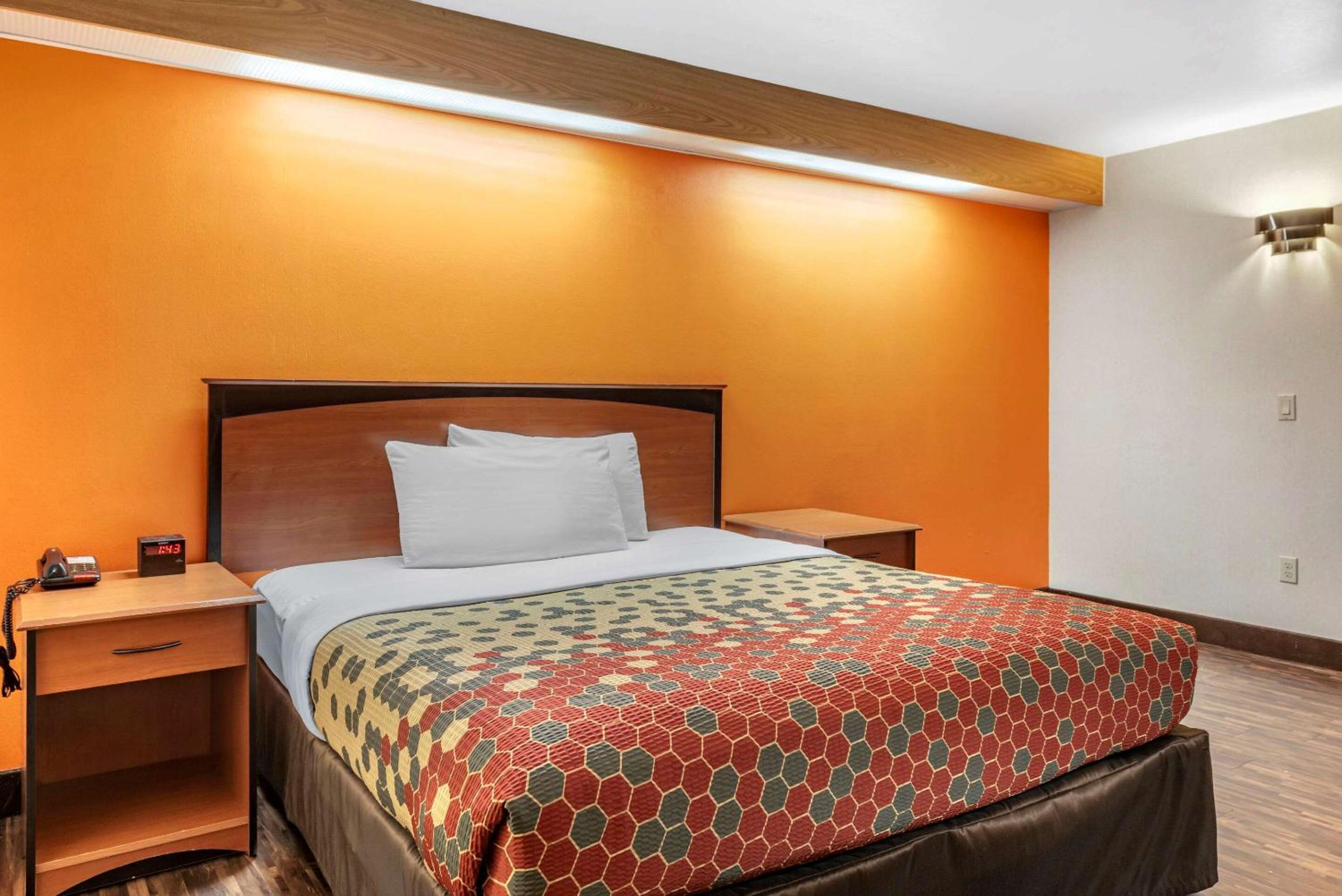 King Room - Non-Smoking - Photo 2