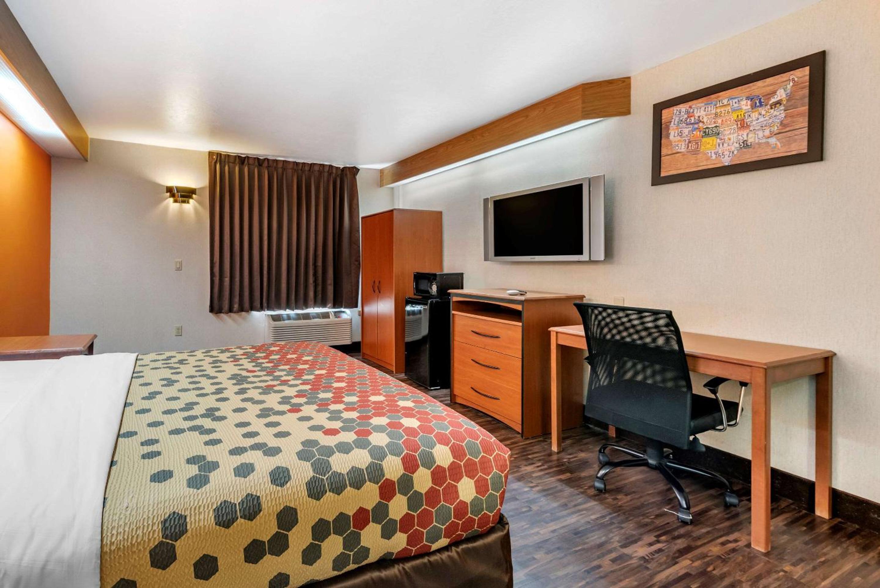 King Room - Non-Smoking - Photo 4