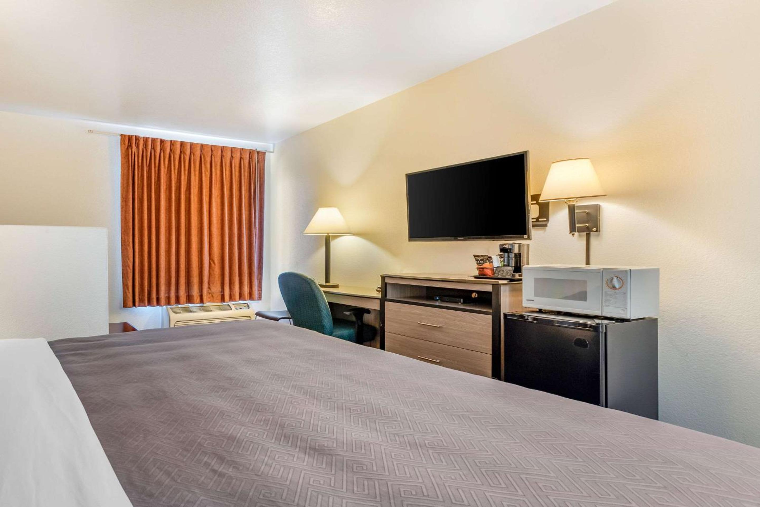 King Room - Non-Smoking - Photo 3