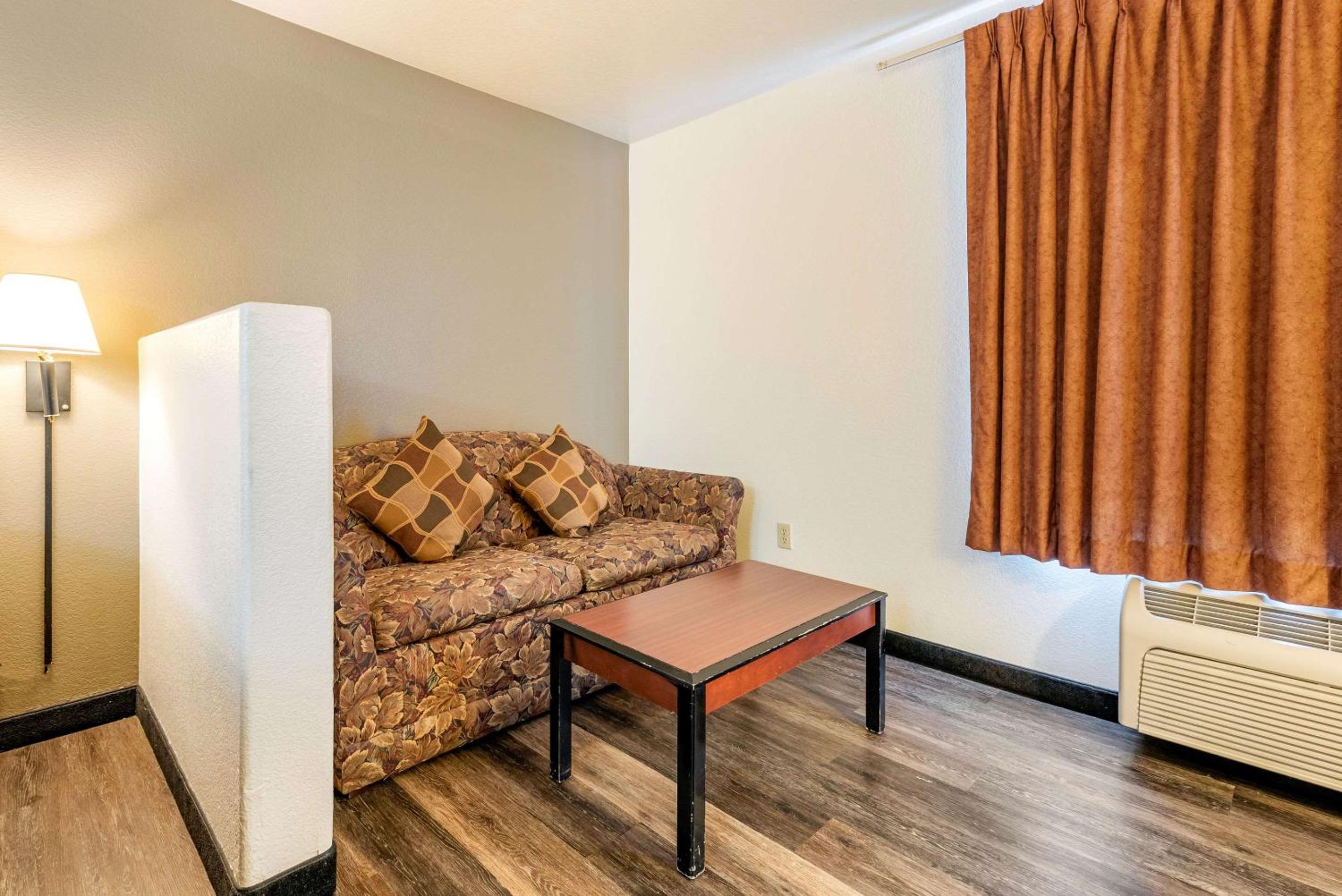King Room - Non-Smoking - Photo 2