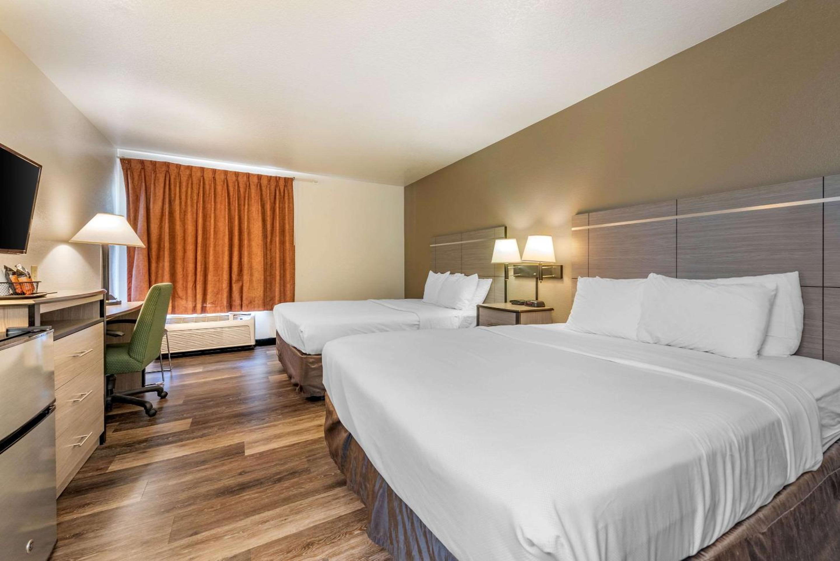 Queen Room with Two Queen Beds - Non-Smoking - Photo 1
