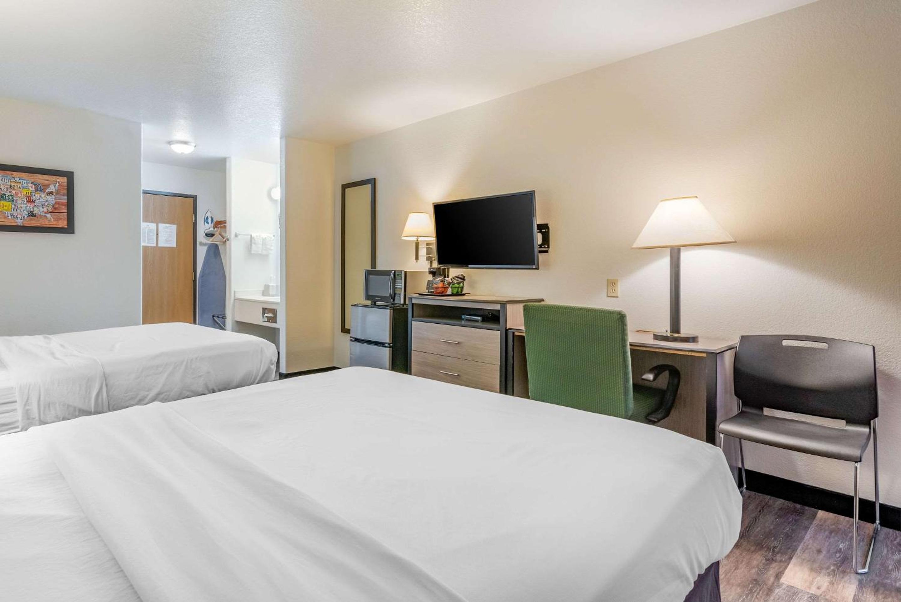 Queen Room with Two Queen Beds - Non-Smoking - Photo 2