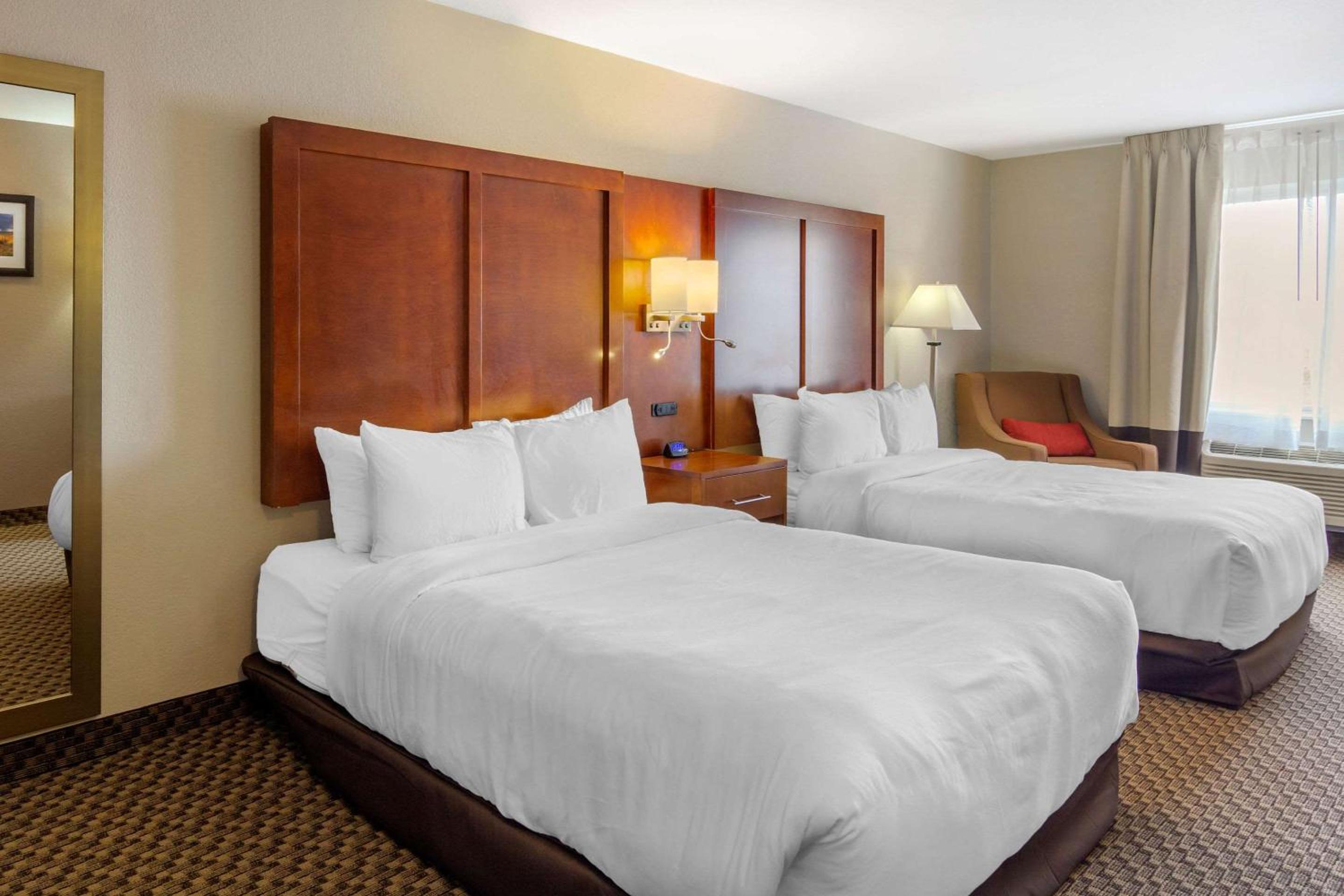 Queen Room with Two Queen Beds - Non-Smoking photo 1