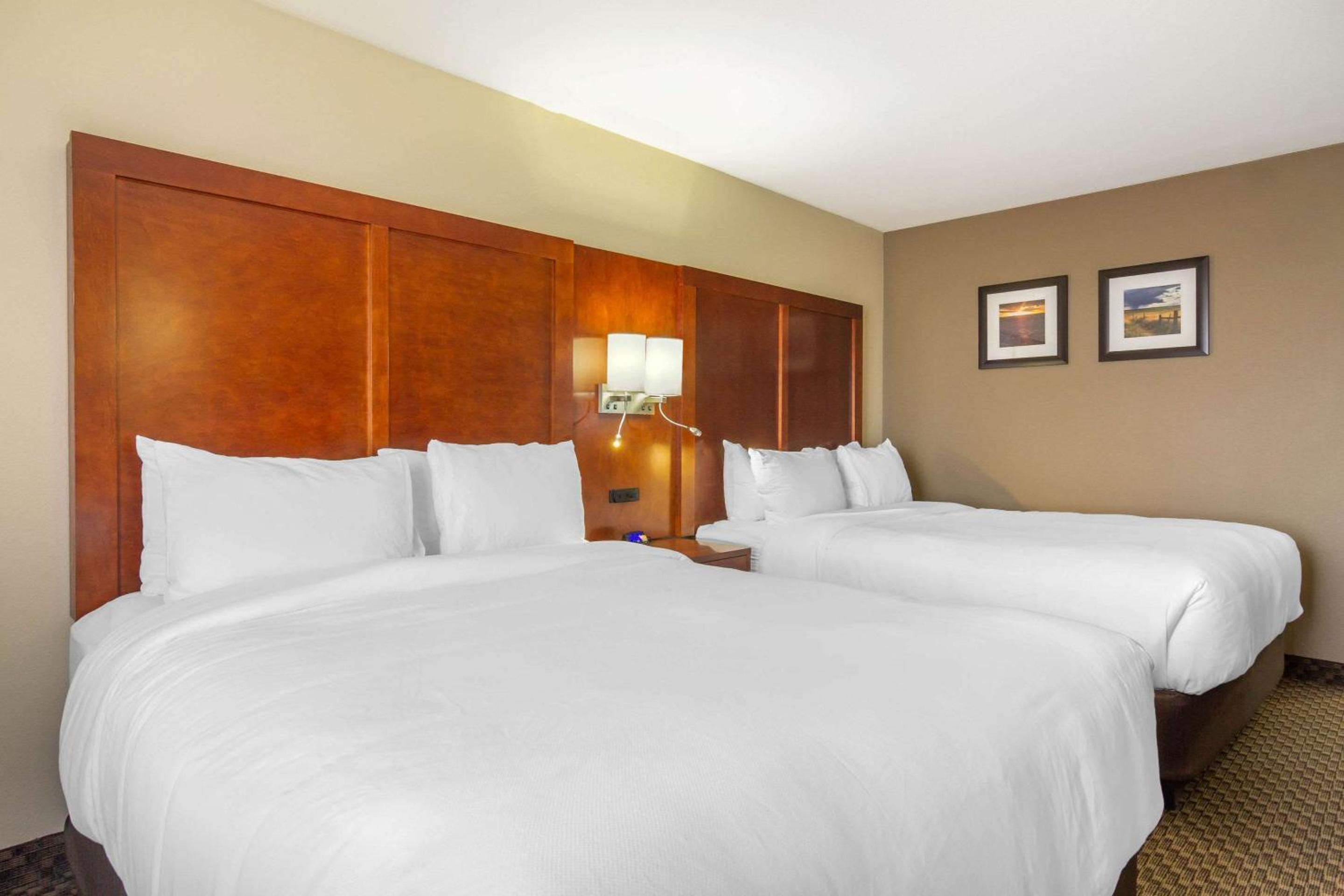 Queen Room with Two Queen Beds - Non-Smoking photo 2