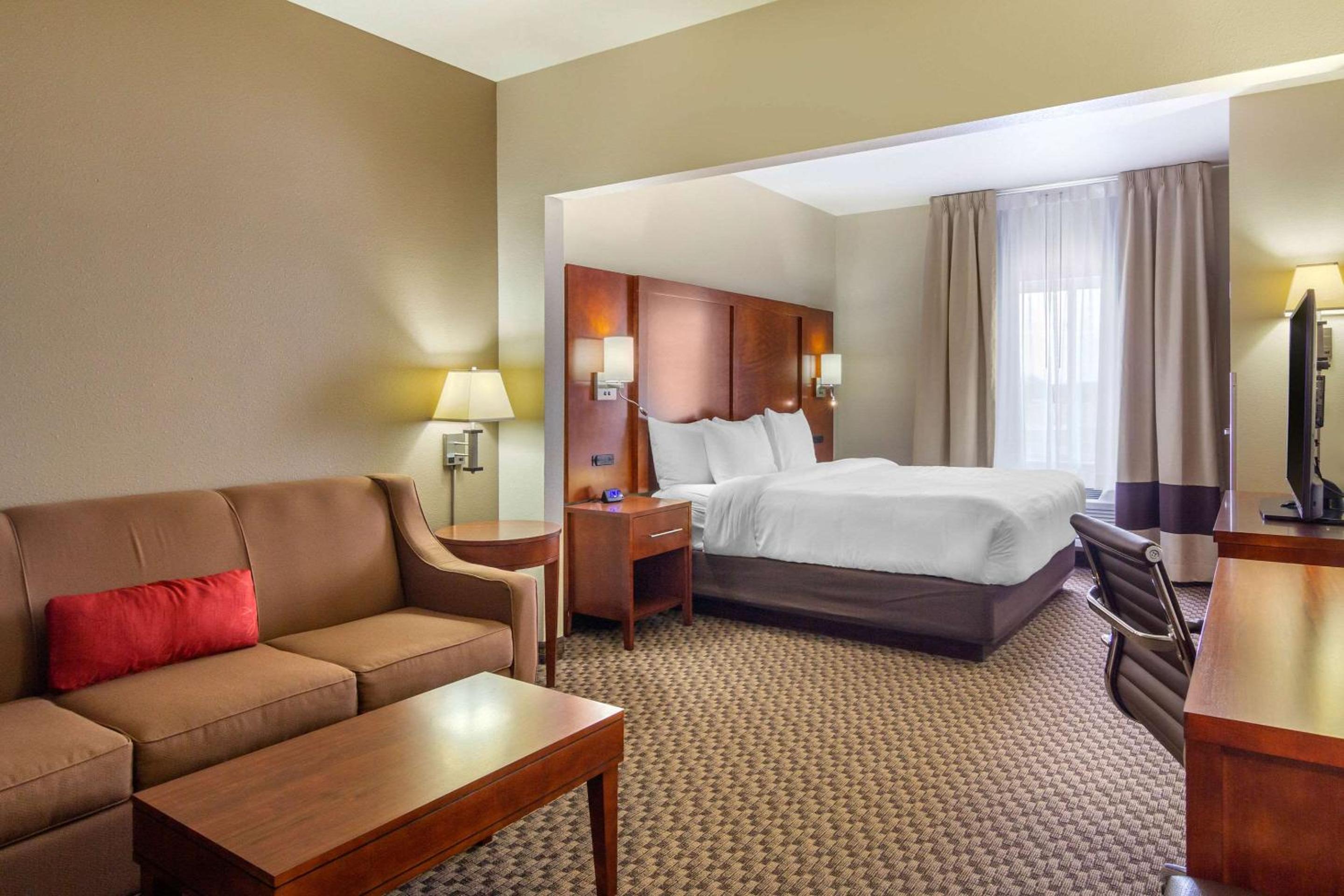 King Suite with Sofa Bed - Non-Smoking photo 3