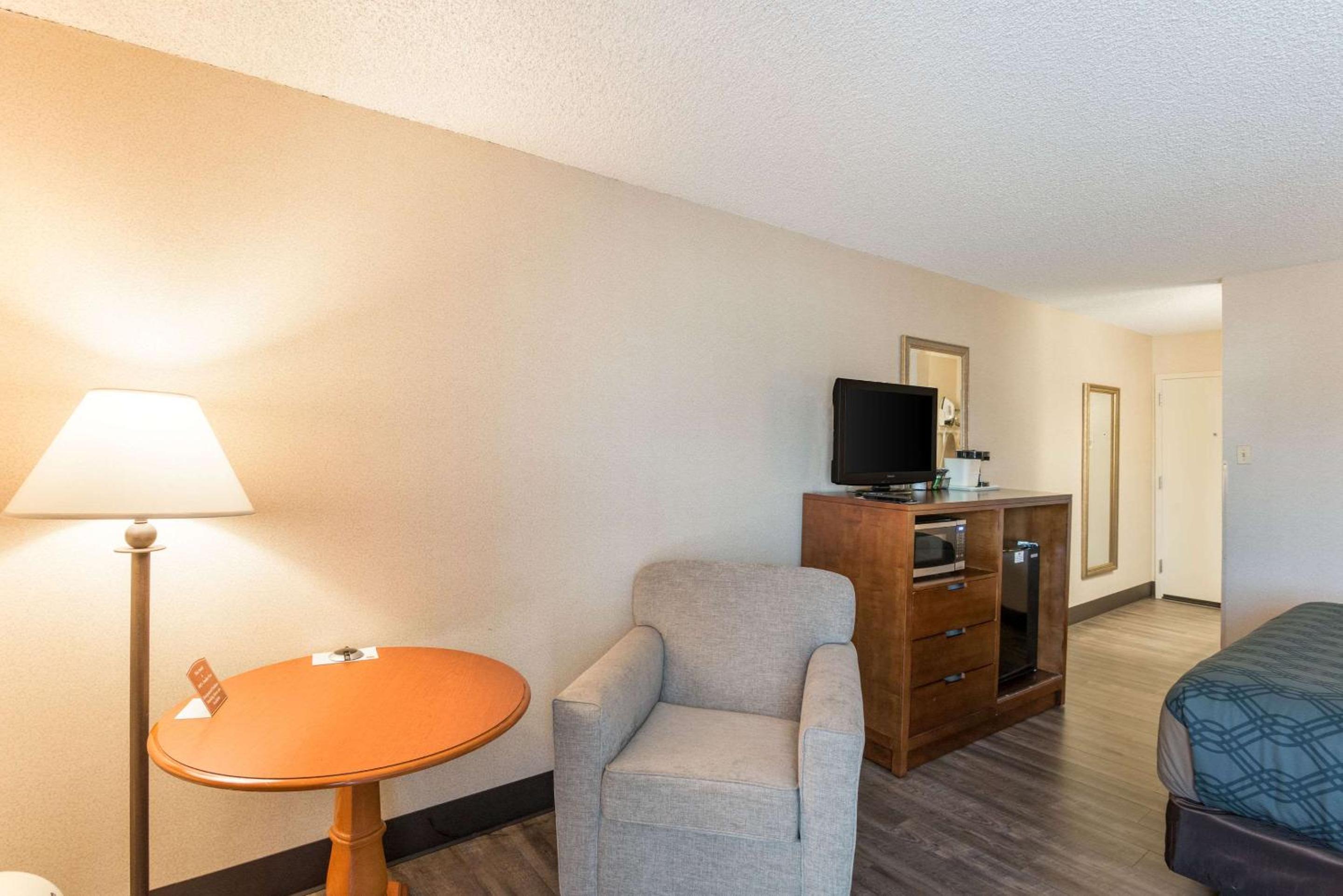 King Room - Non-Smoking - Photo 3