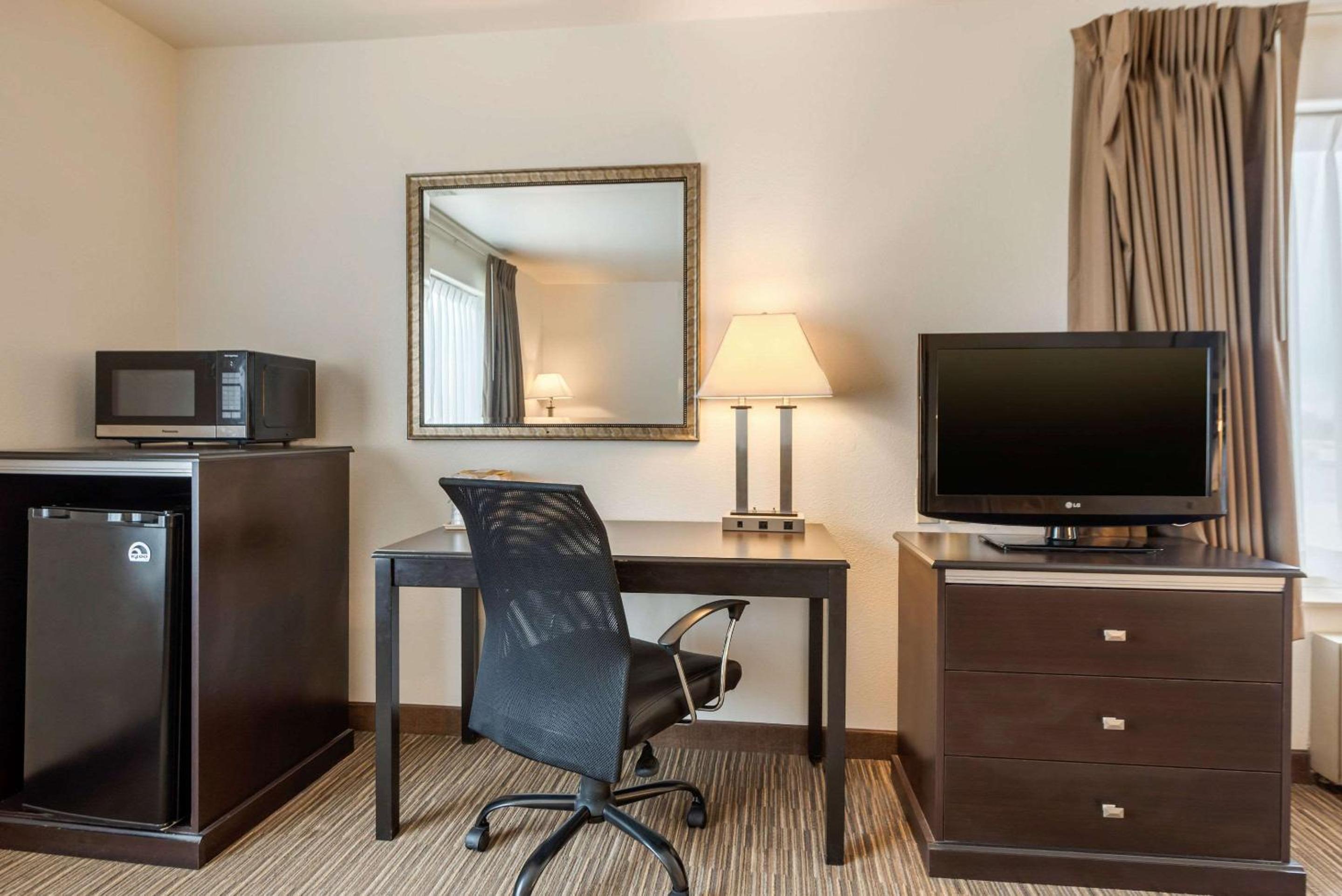 Large Queen Suite with Sofa bed - Non Smoking - Photo 3