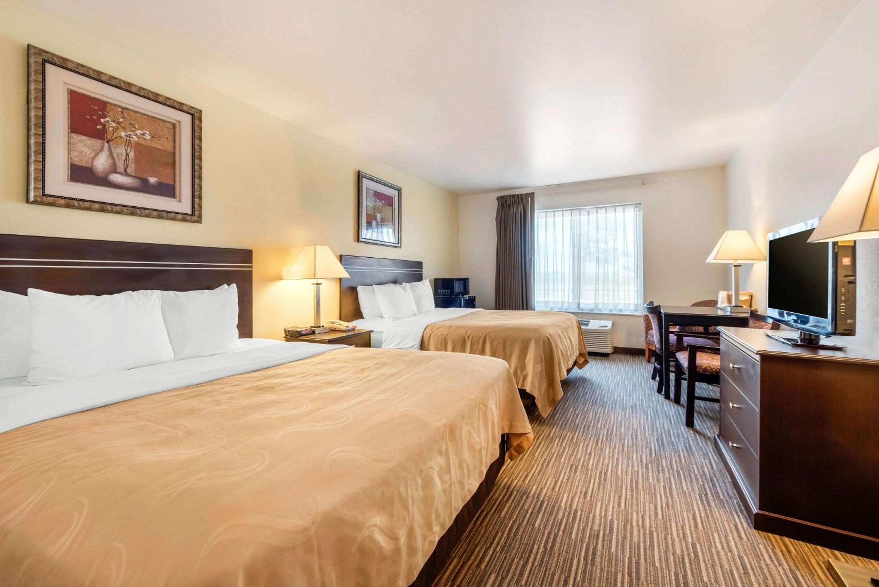 Queen Room with Two Queen Beds - Non-Smoking - Photo 3