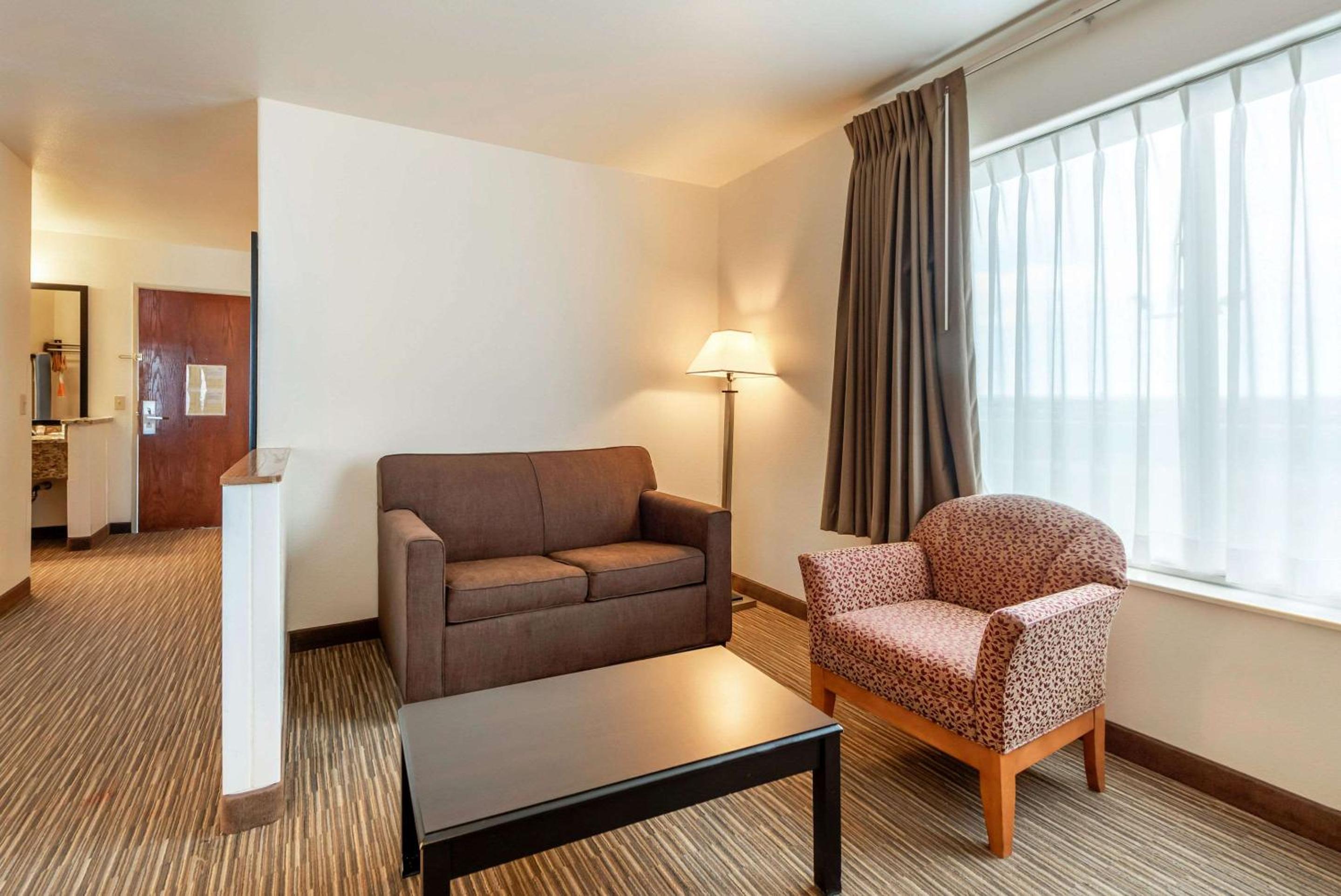 Large Queen Suite with Sofa bed - Non Smoking - Photo 2