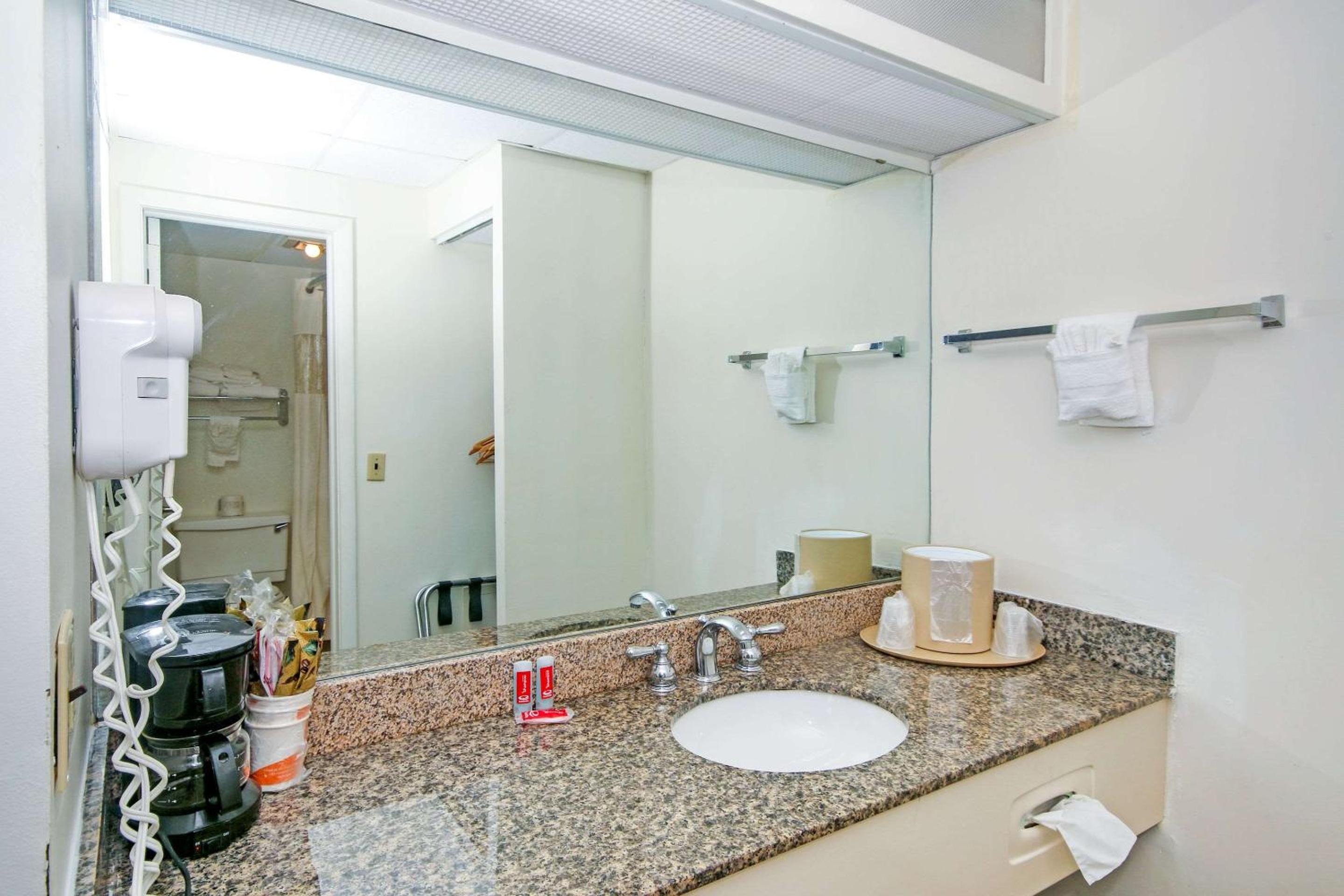 Double Room with Two Double Beds - Non-Smoking - Photo 4