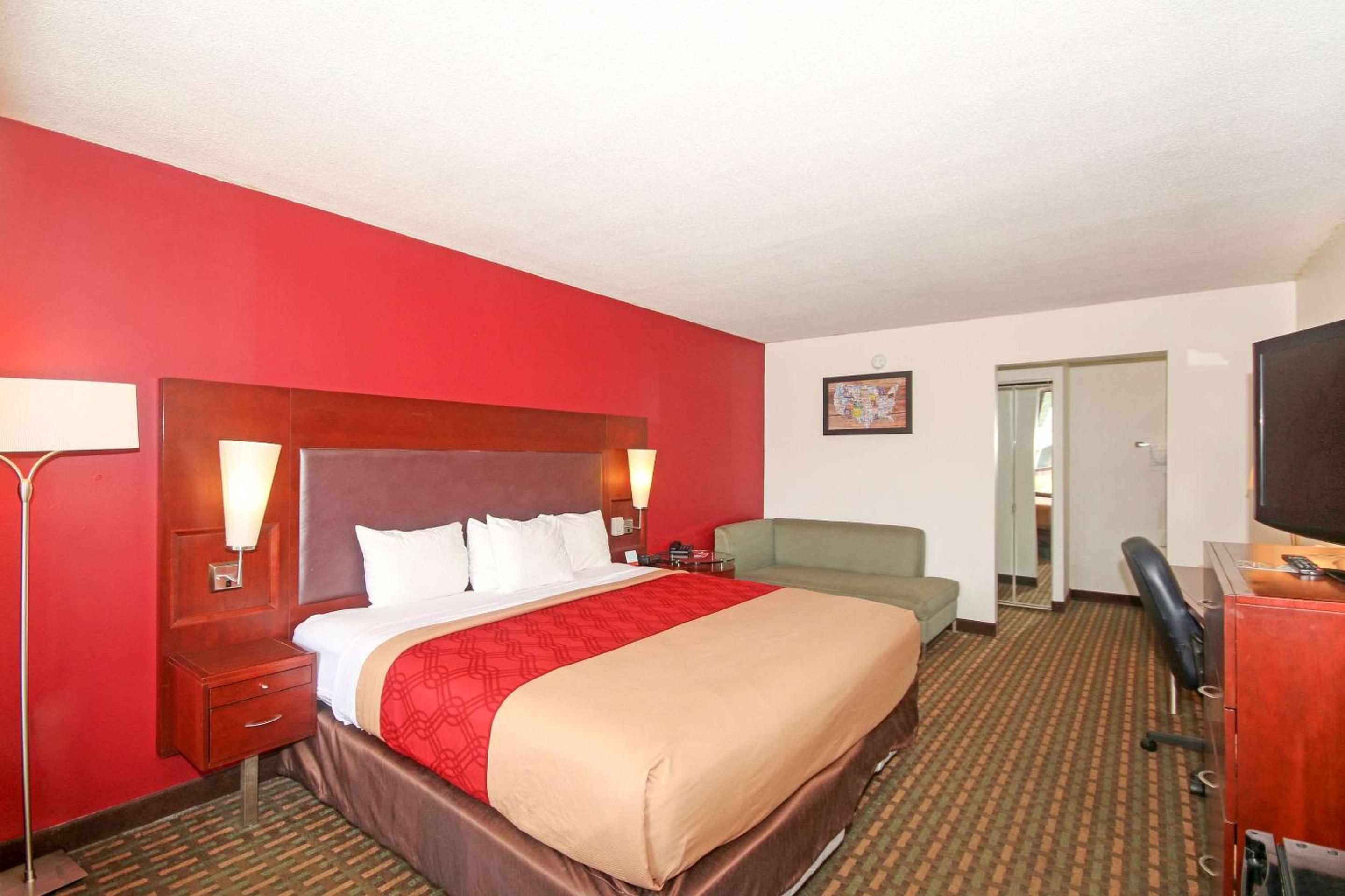 King Suite - Non-Smoking photo 3