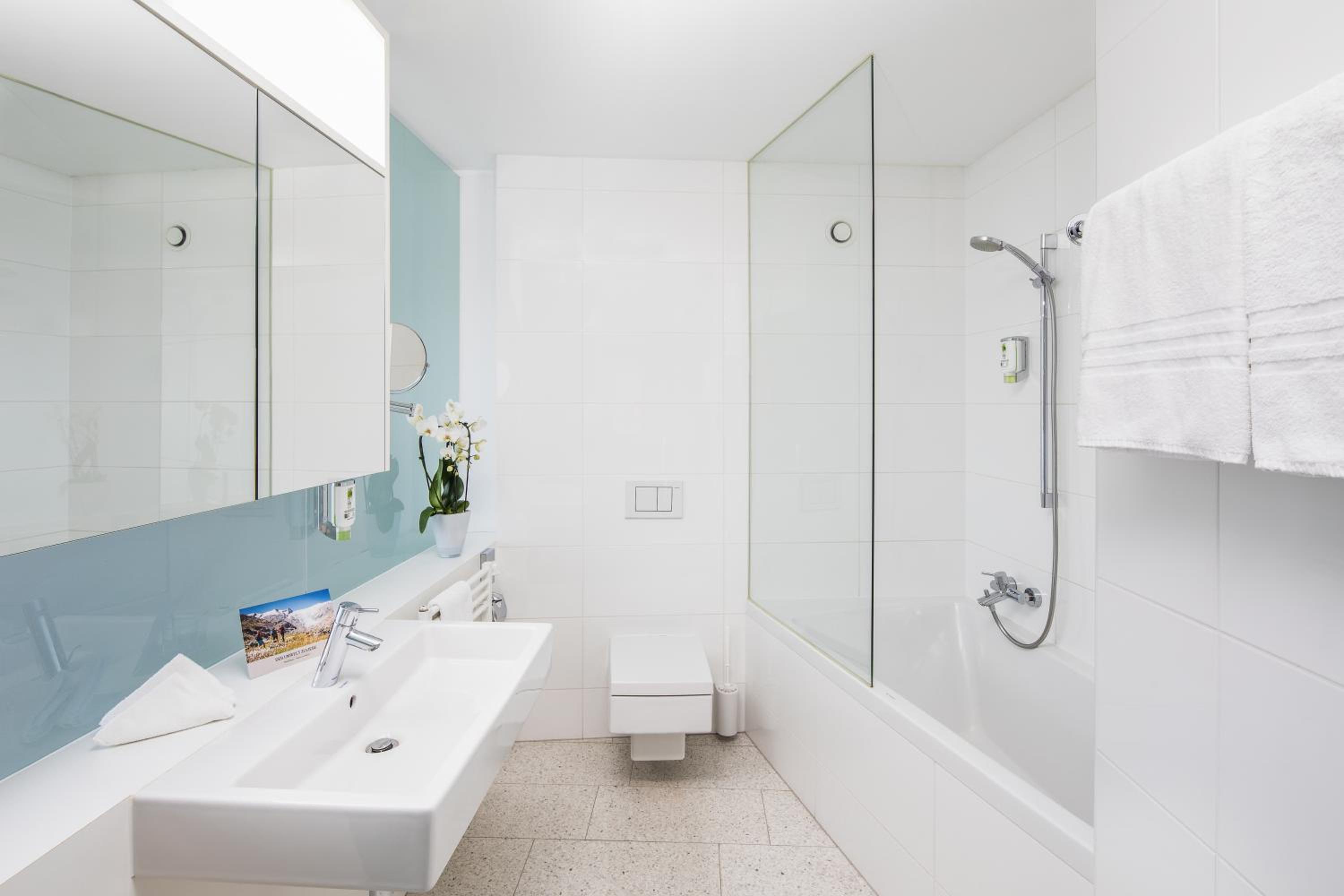 Deluxe Double Room with Bath - Photo 3