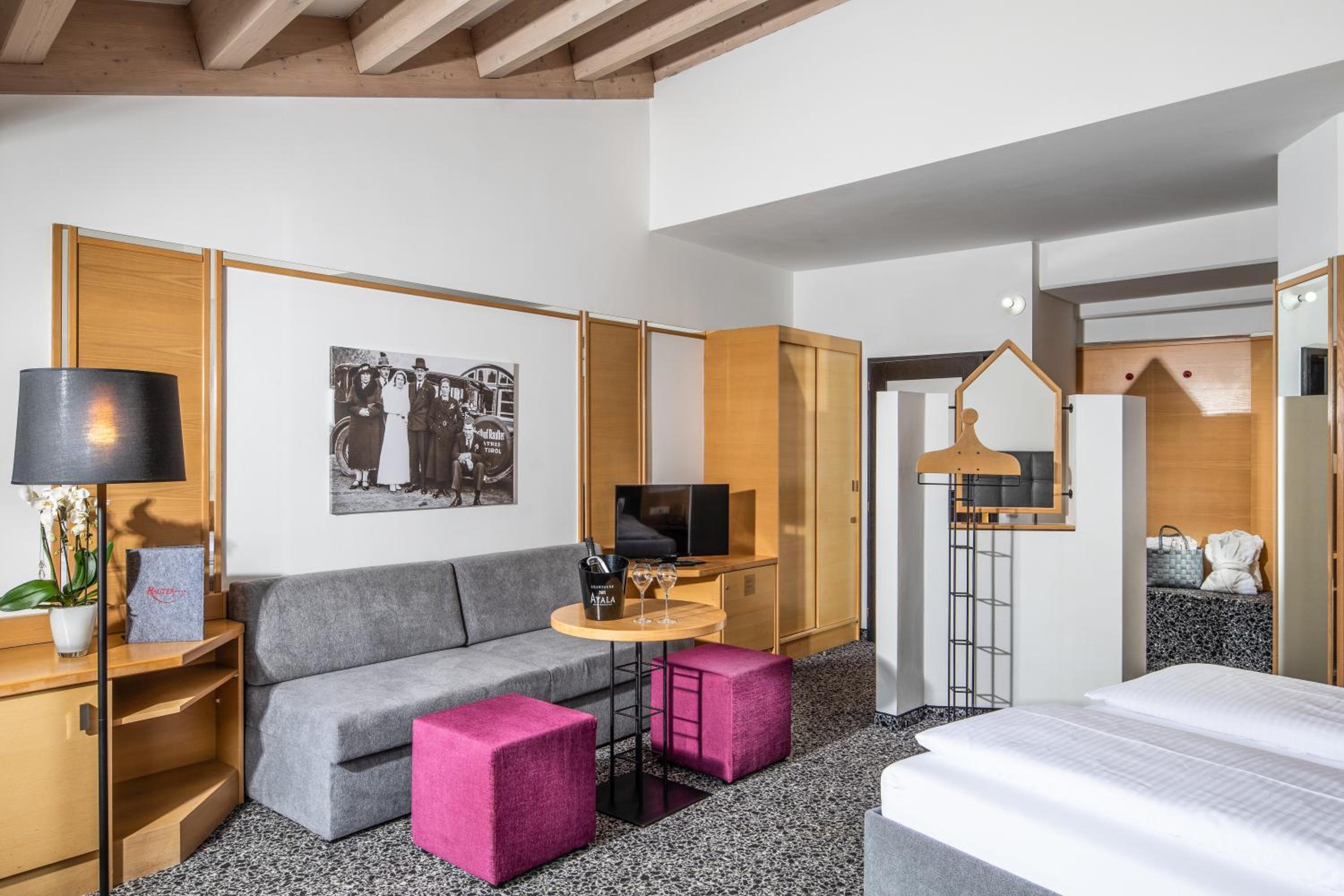 Deluxe Double Room with Shower - Photo 3