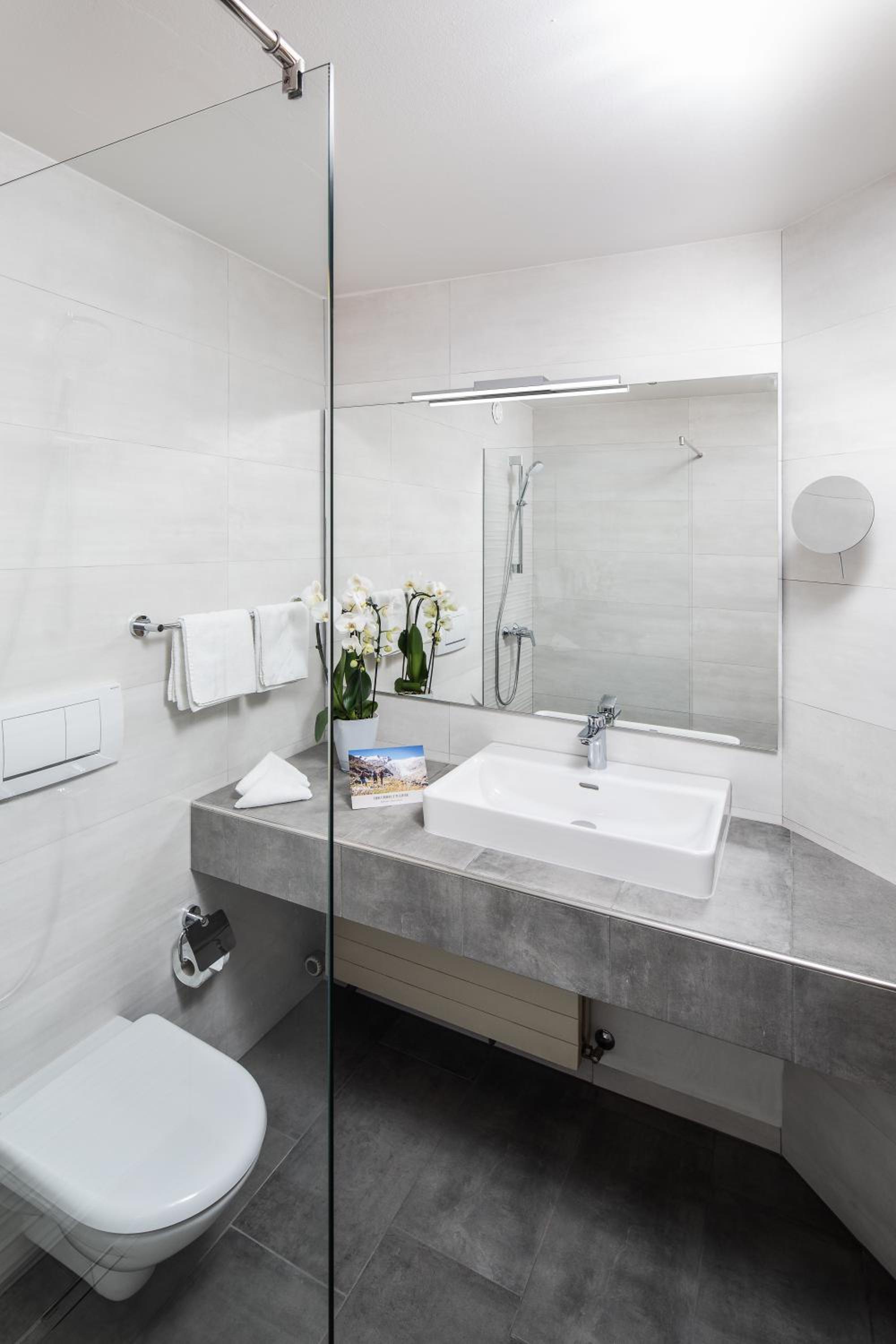 Deluxe Double Room with Shower - Photo 5