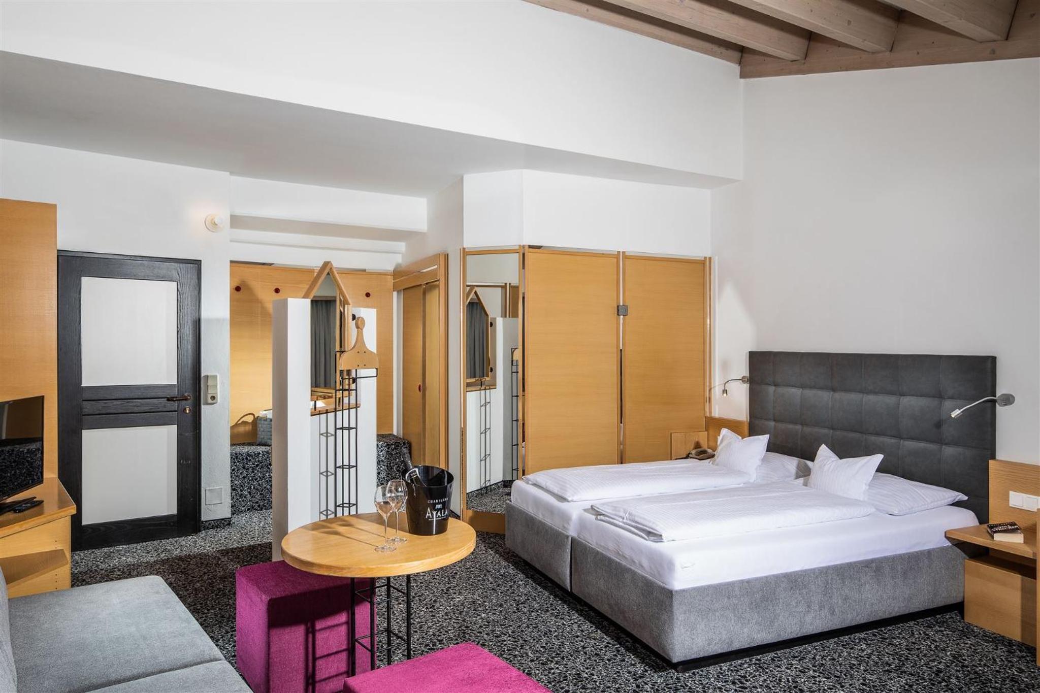 Deluxe Double Room with Shower - Photo 1