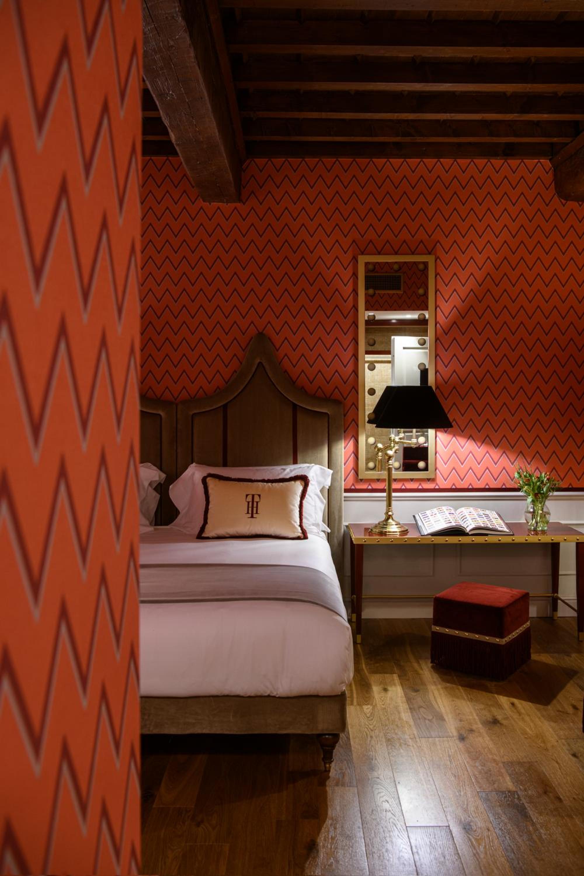 Premium King Room - Photo 6