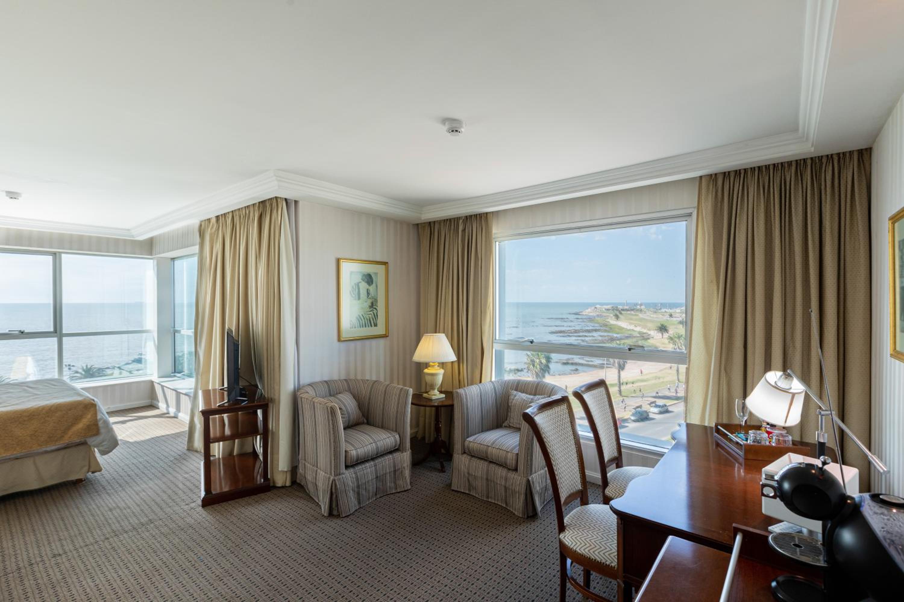 Corner Suite - Photo 1