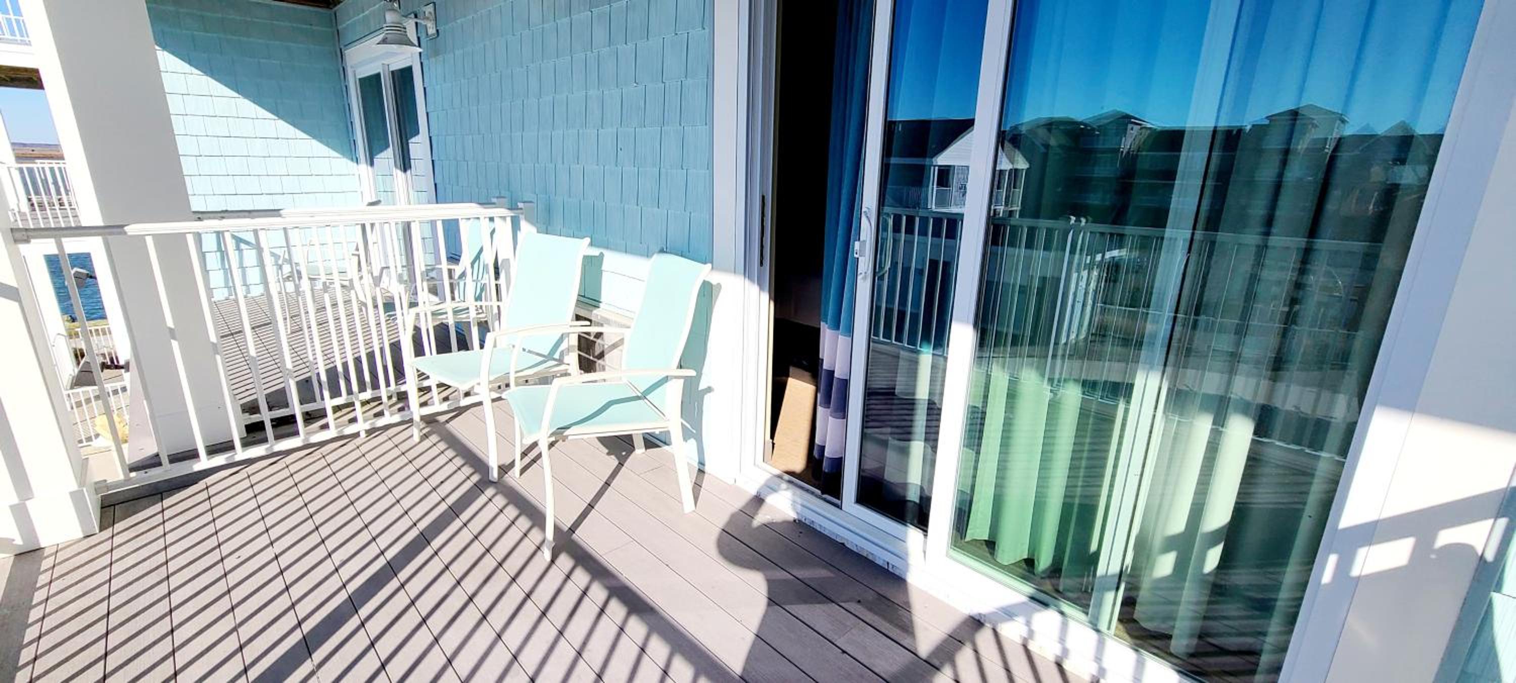 Deluxe Queen Room with Two Queen Beds and Bay View - Non-Smoking photo 3