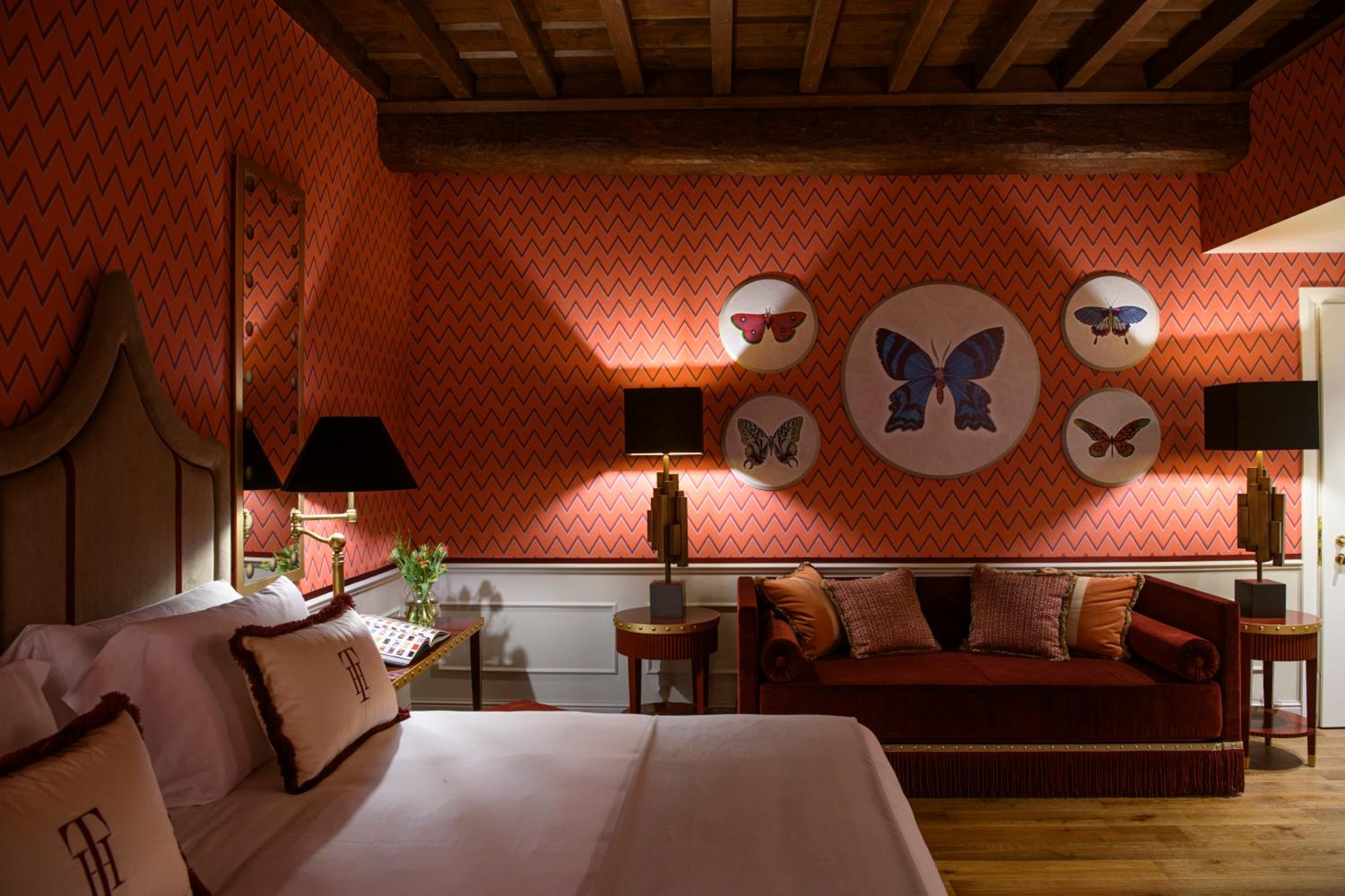 Premium King Room - Photo 3