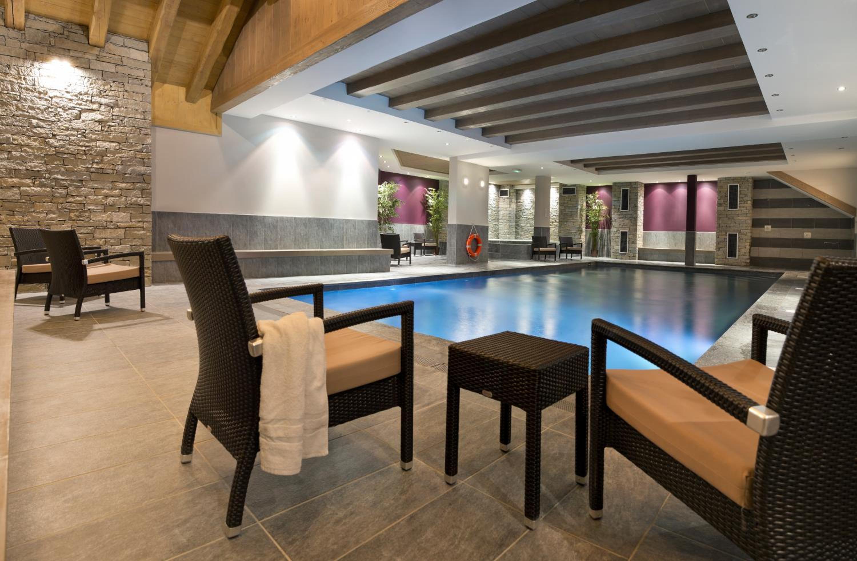 Three-Bedroom Apartment with Cabin and Spa Access (6 Adults and 2 Children)