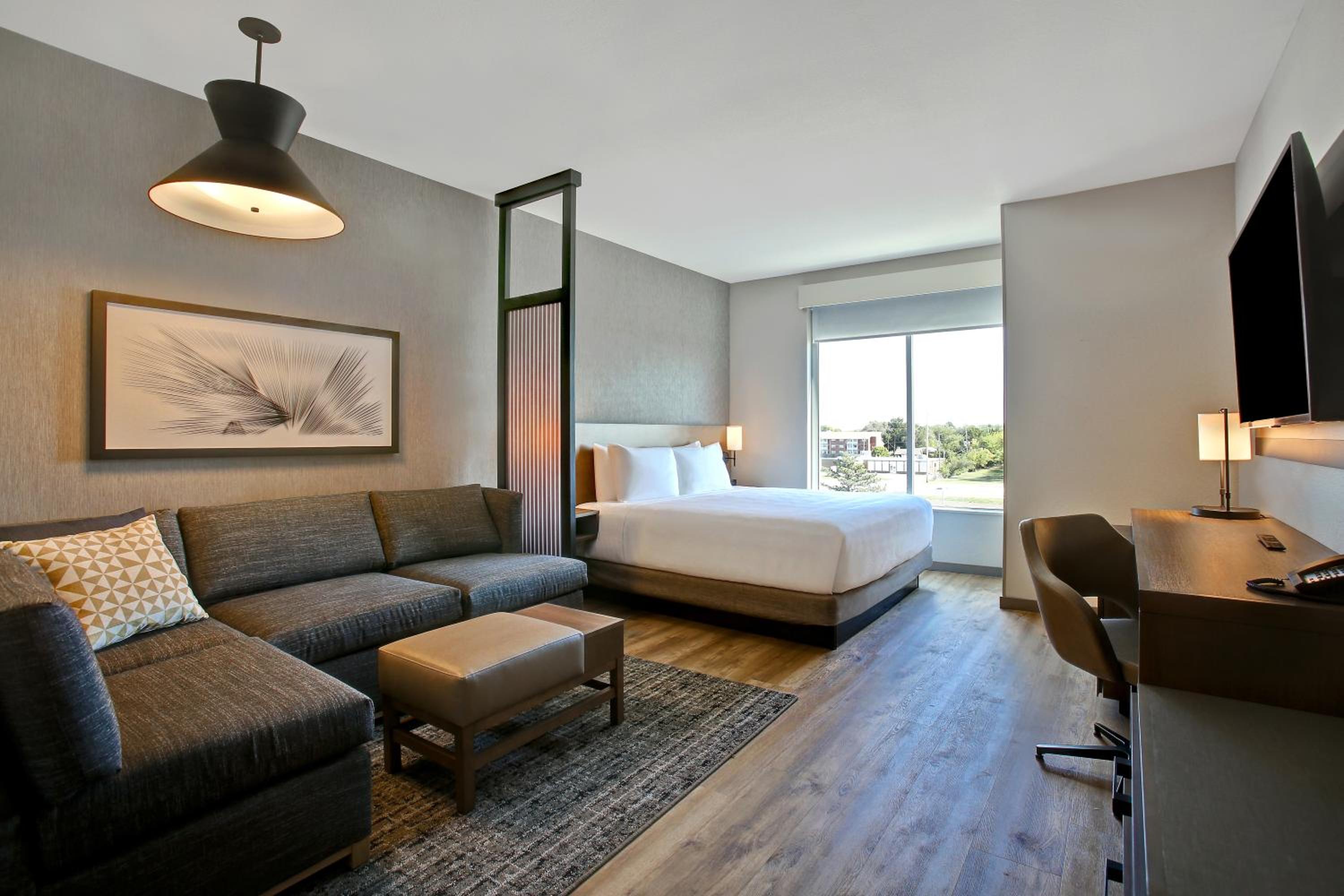 Standard King Room with Sofa Bed - Photo 3