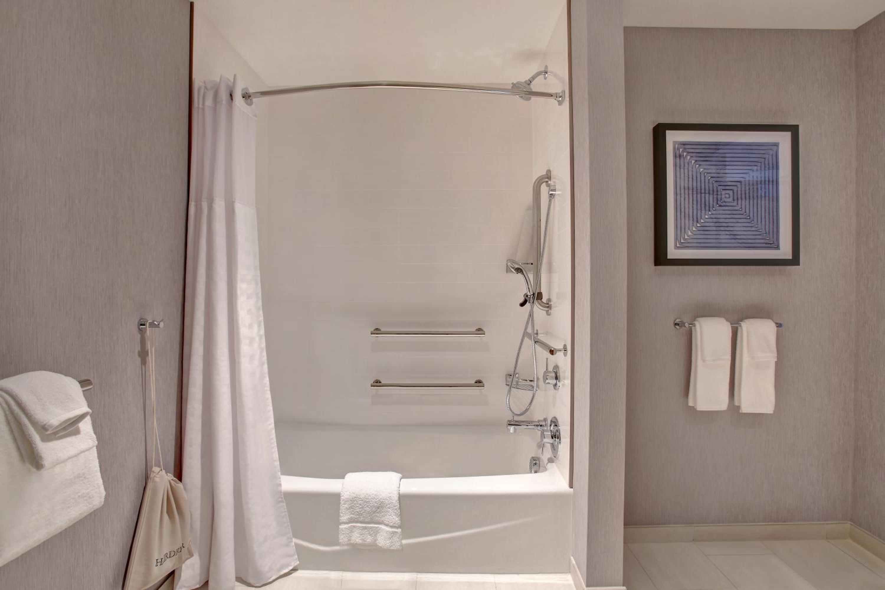 King Room with Sofa Bed and Accessible Tub - Disability Access - Photo 2