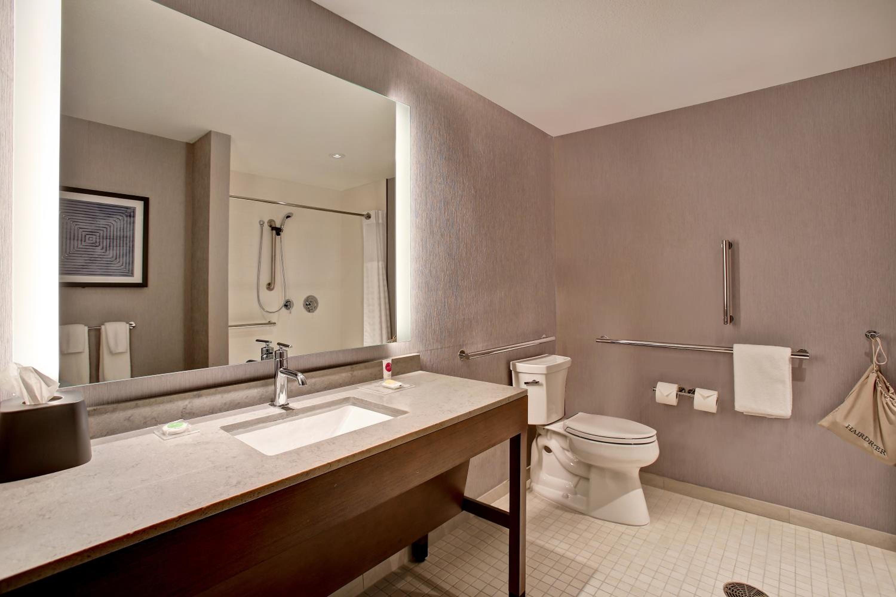 King Room with Sofa Bed and Accessible Tub - Disability Access - Photo 3