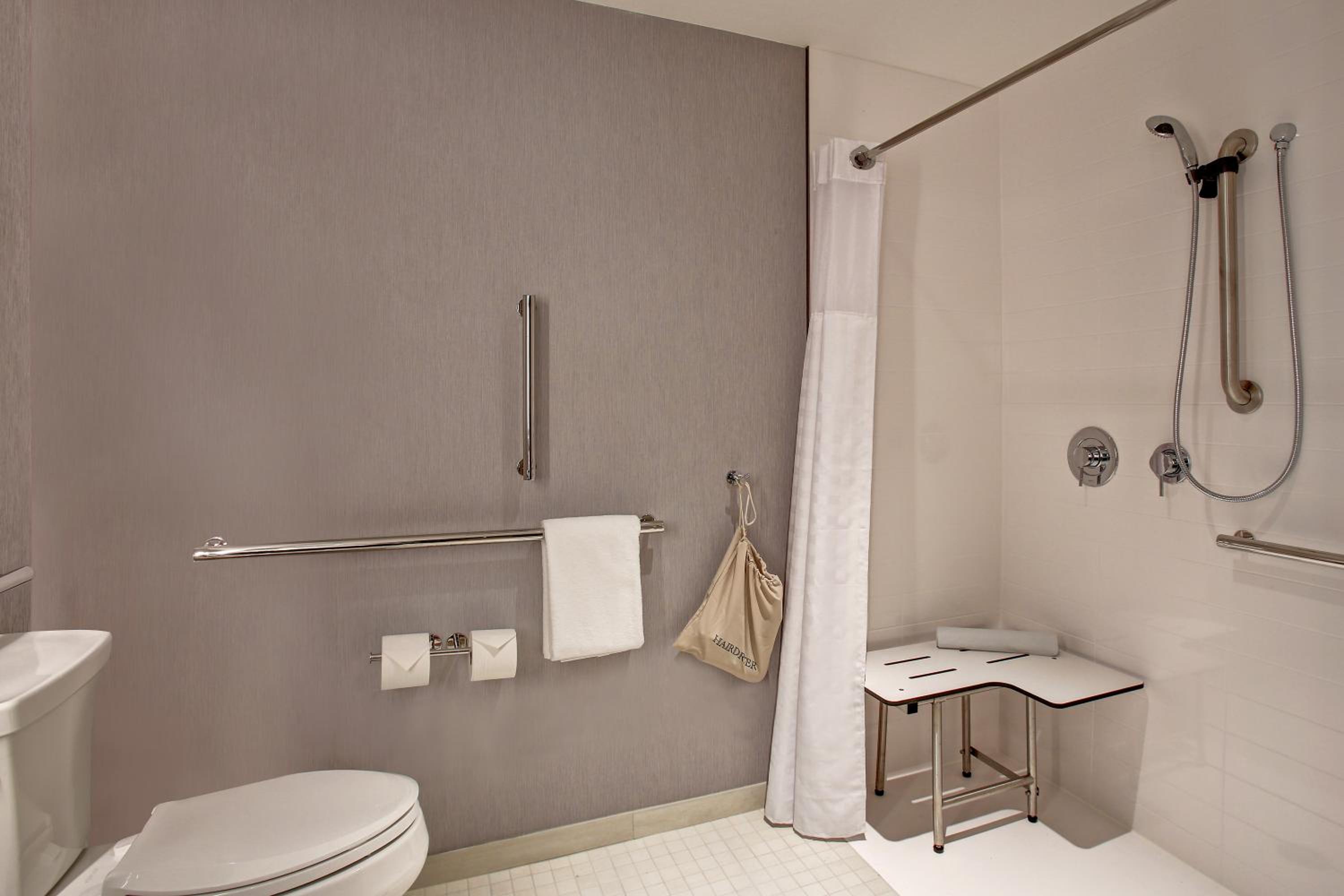 King Suite with Sofa Bed and Roll-In Shower - Disability Access - Photo 2