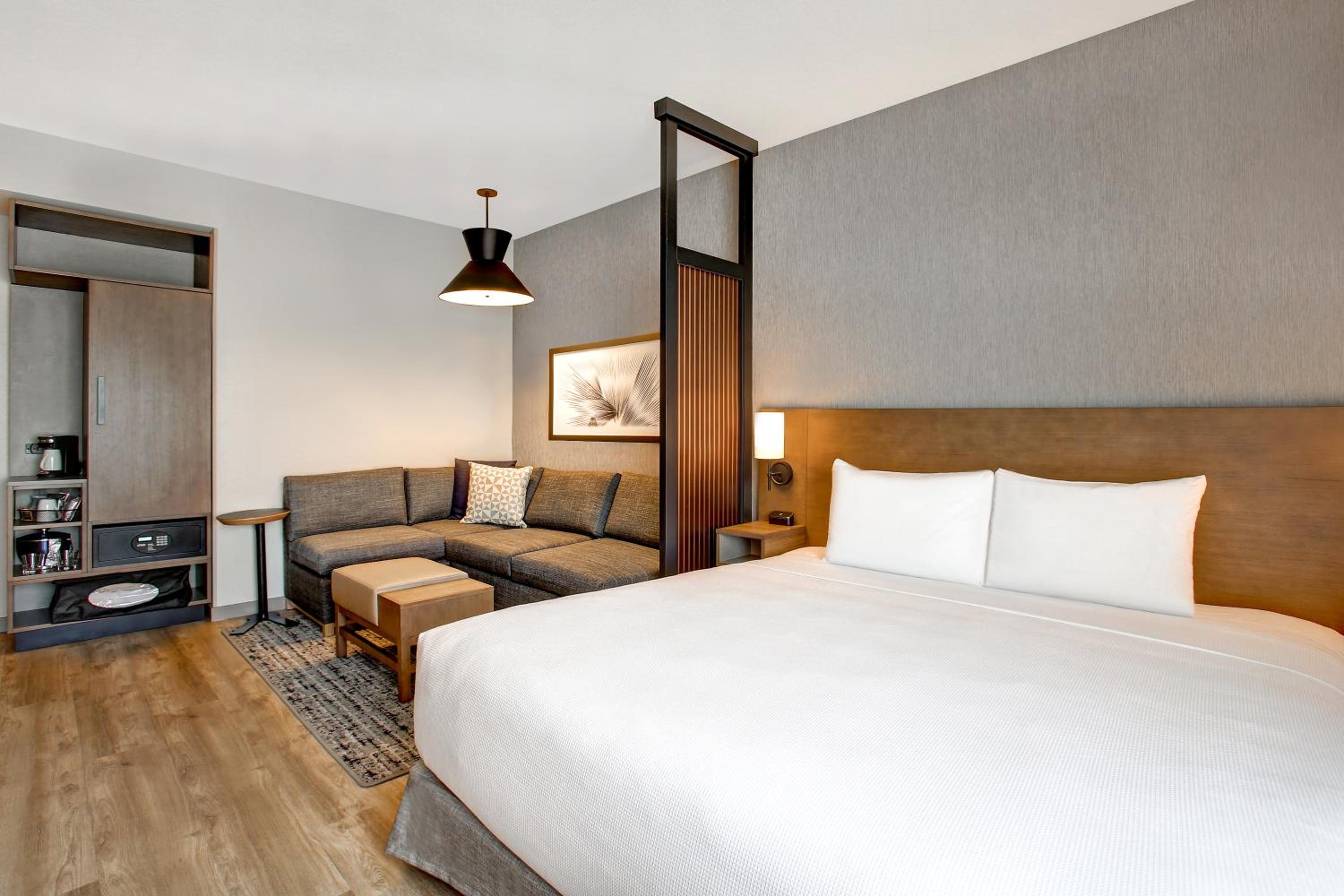 King Room with Sofa Bed and Accessible Tub - Disability Access - Photo 1