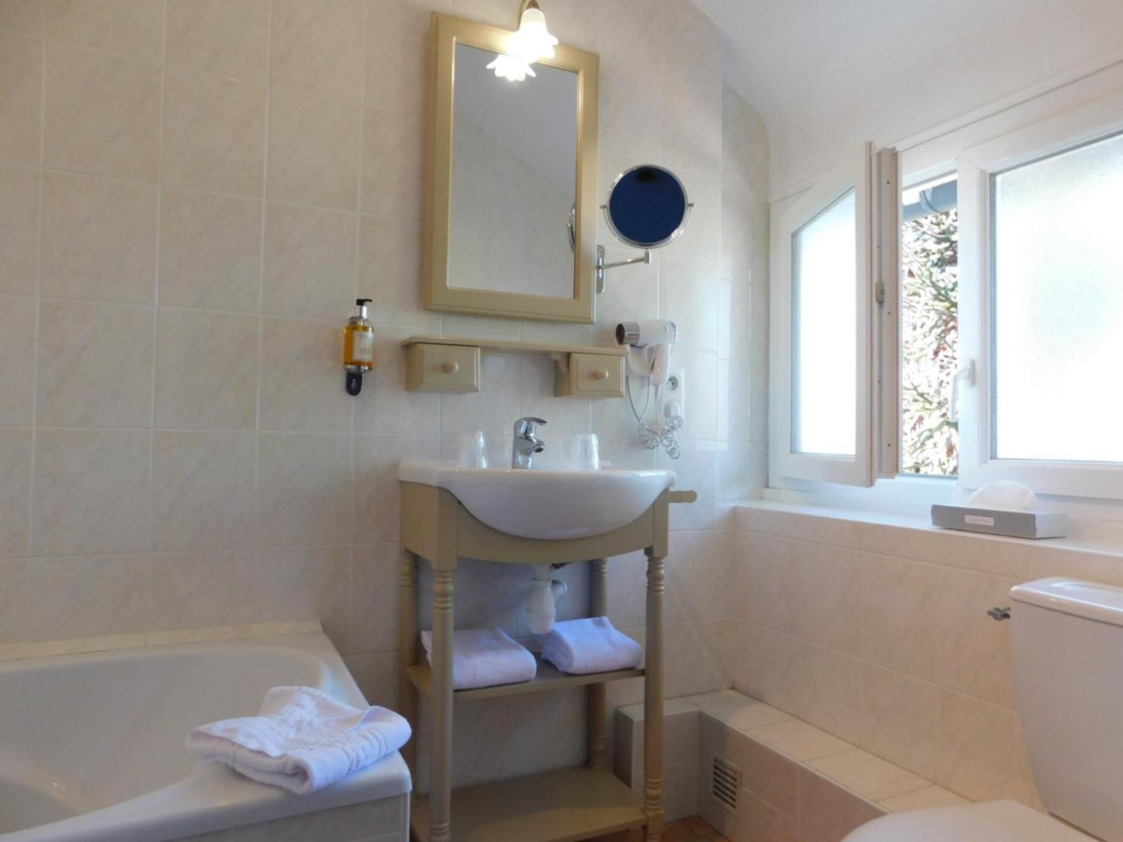 Twin Room - Photo 7