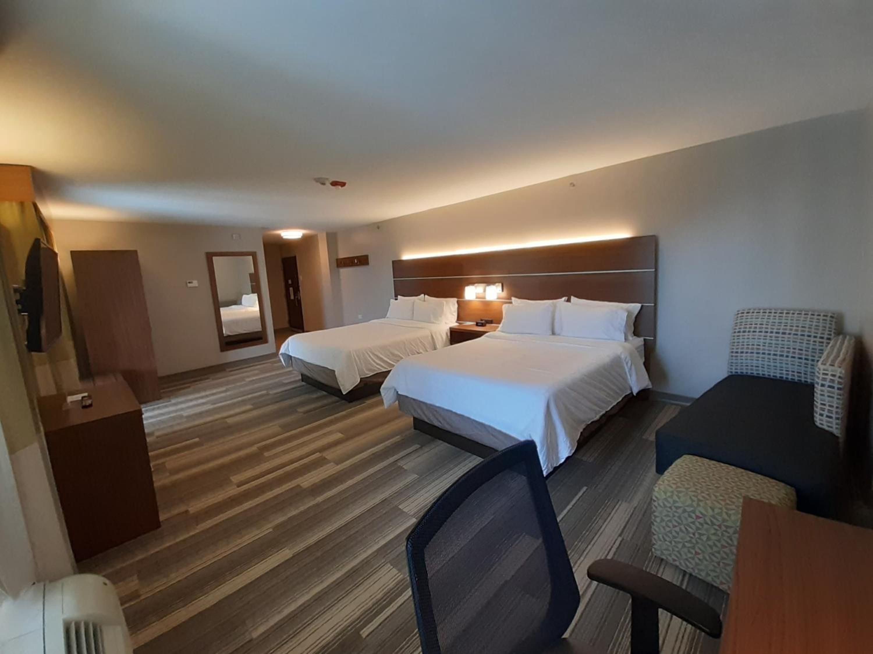 Queen Suite with Two Queen Beds - Communications Accessible