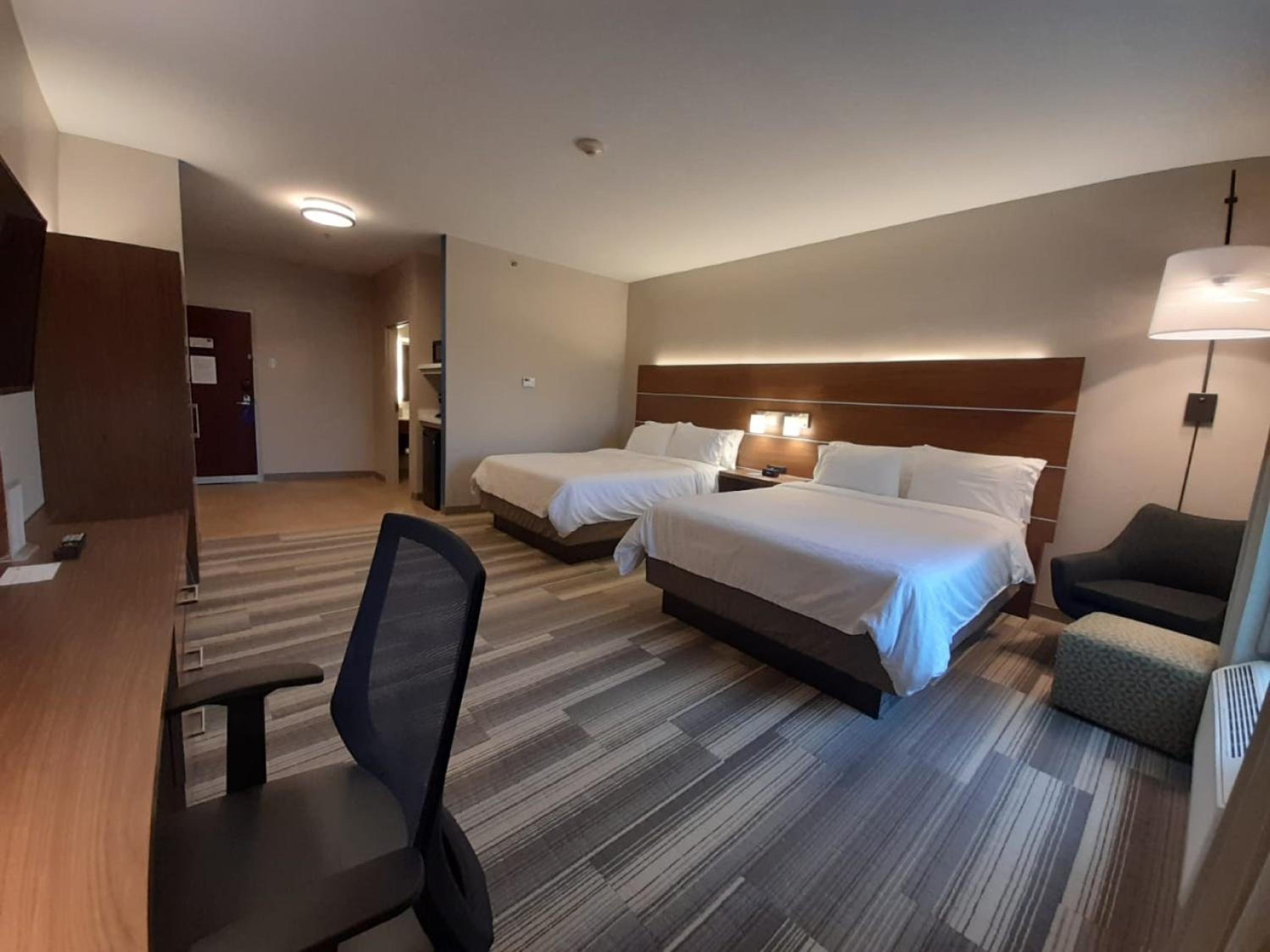 Standard Queen Room with Two Queen Beds and Extra Floor Space - Photo 3
