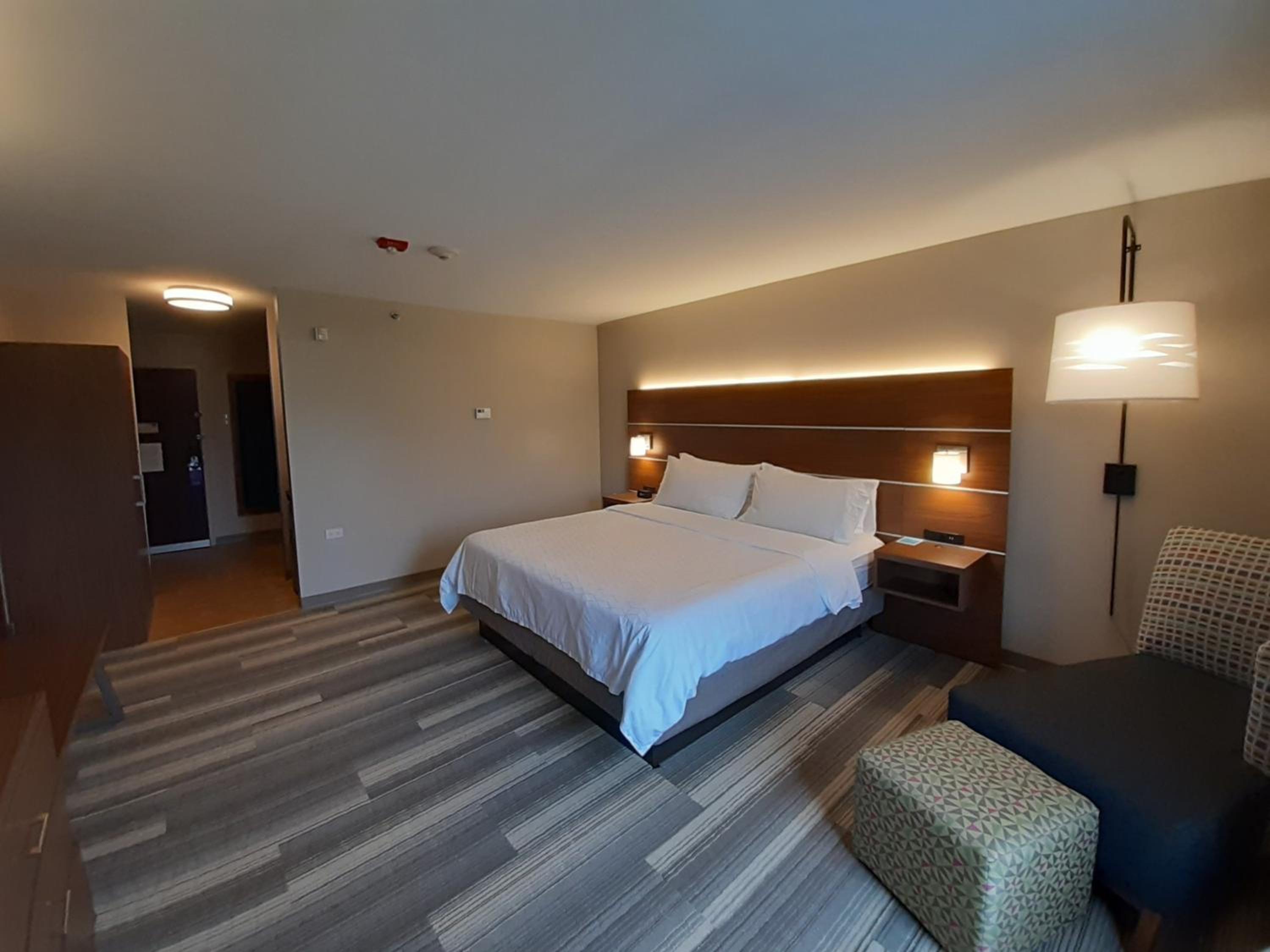 Standard King Room - Communications Accessible - Photo 4