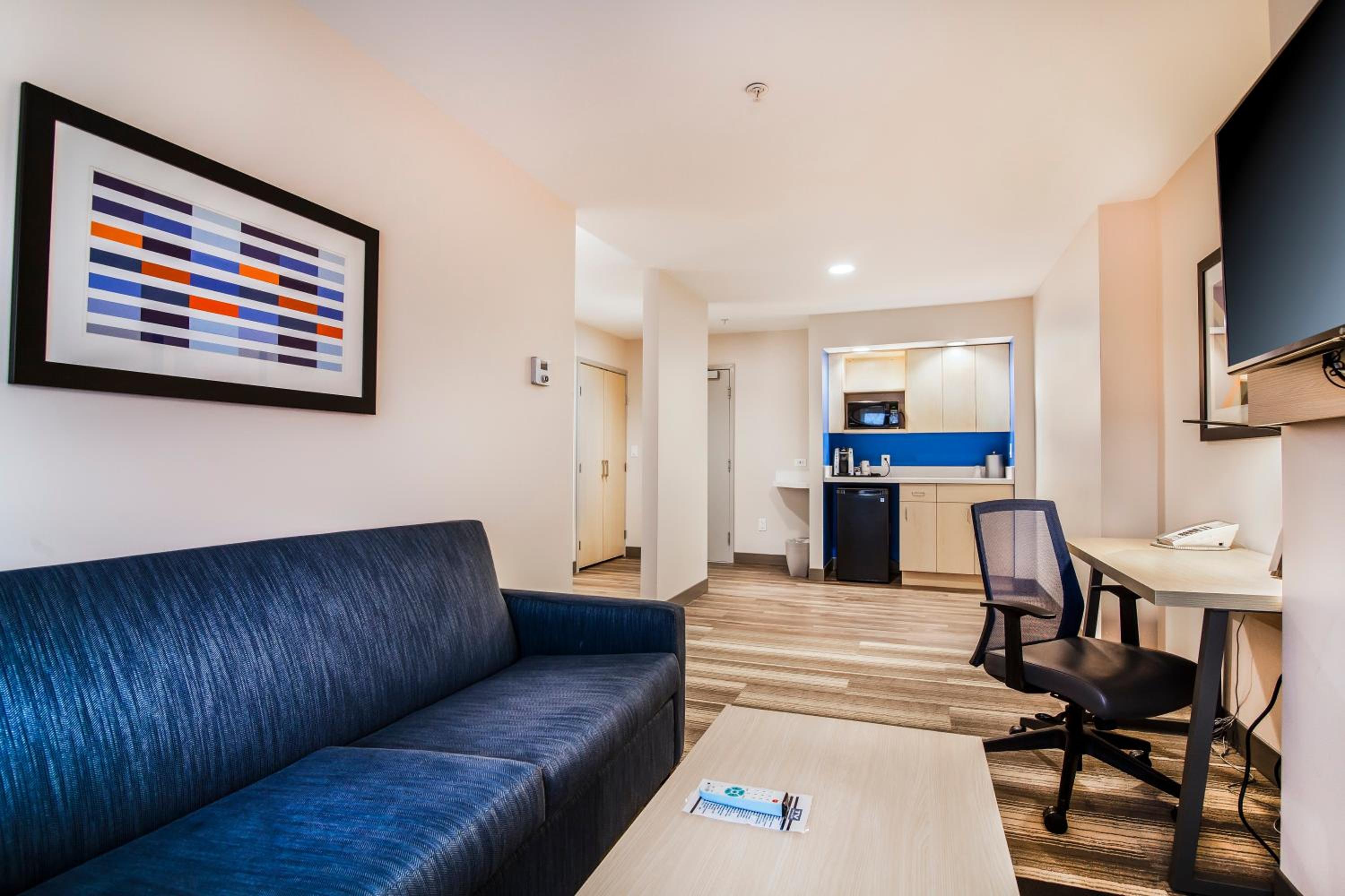 Suite With Two Queen Beds - Photo 1