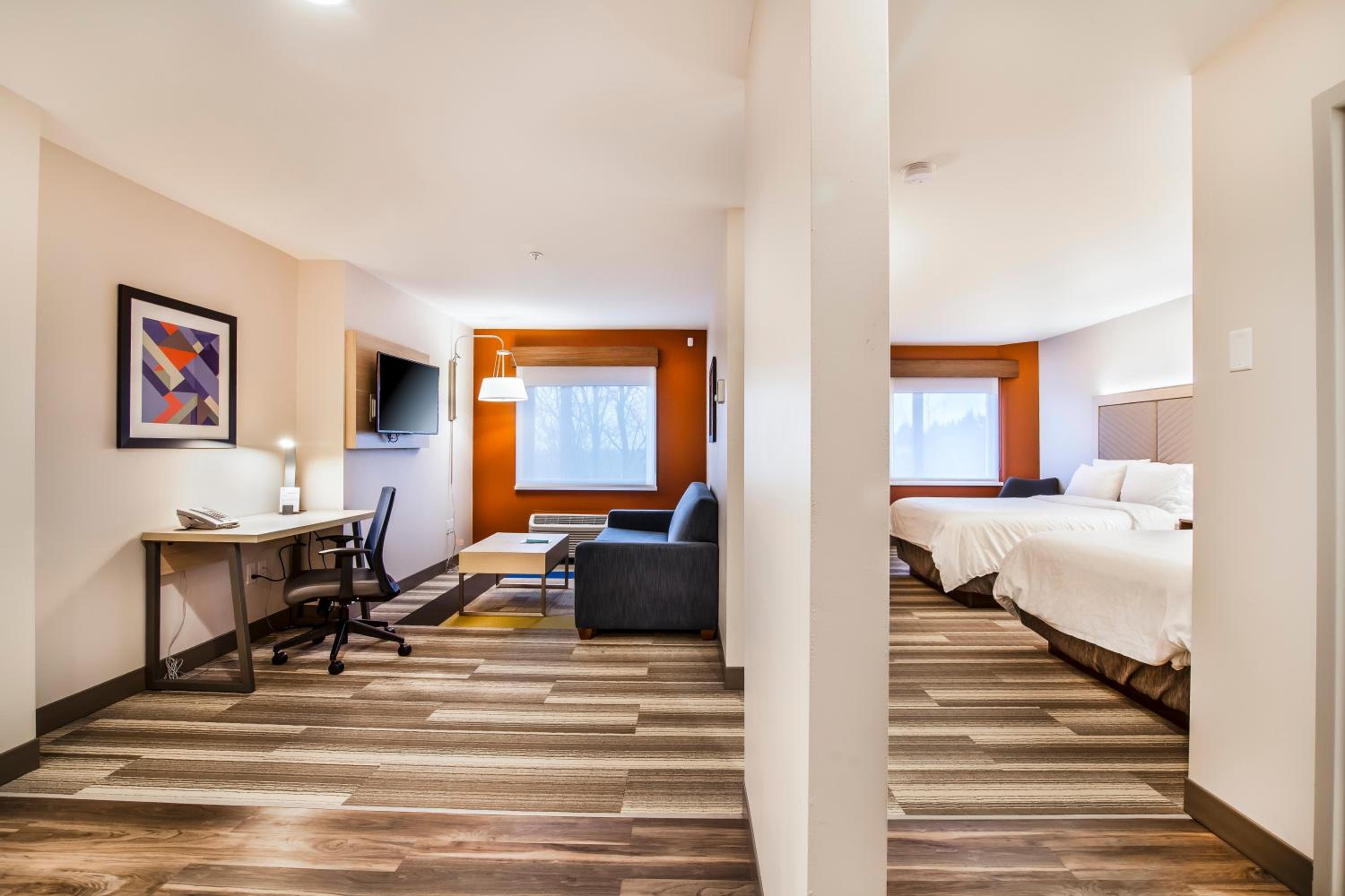 Suite With Two Queen Beds - Photo 2