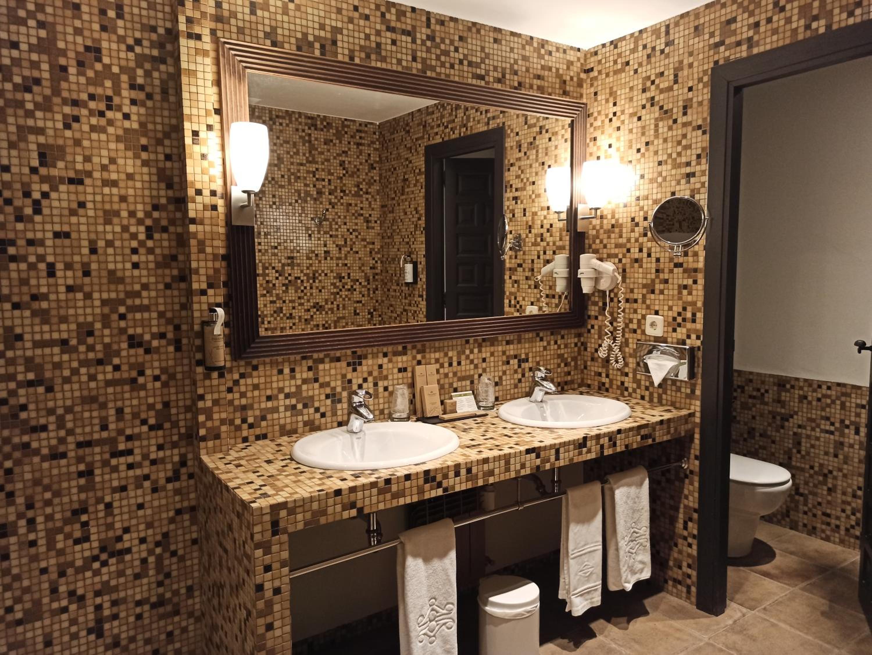 Double or Twin Room with Extra Bed (2 Adults + 1 Child) - Photo 3