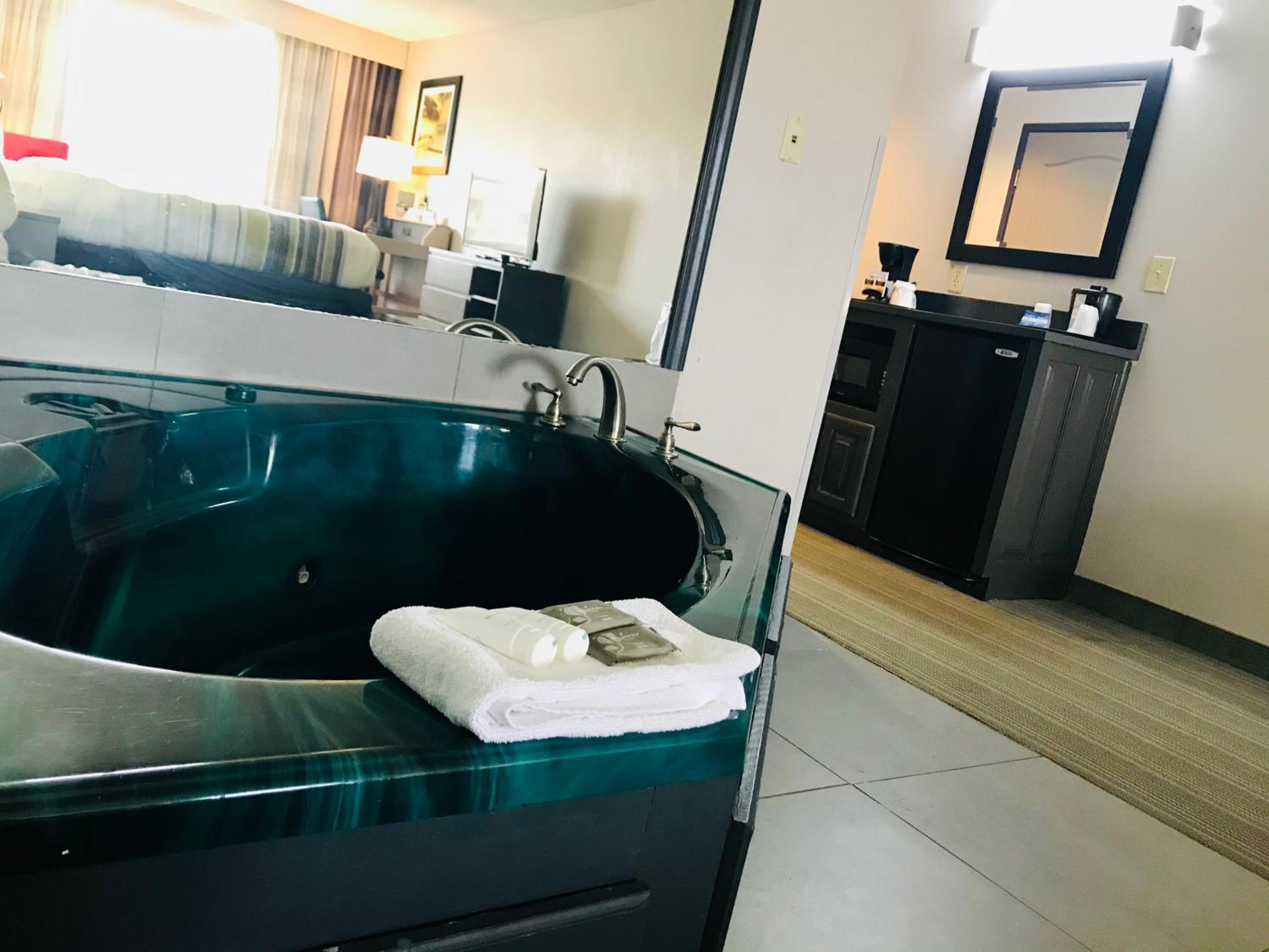 King Room with Whirlpool - Photo 5