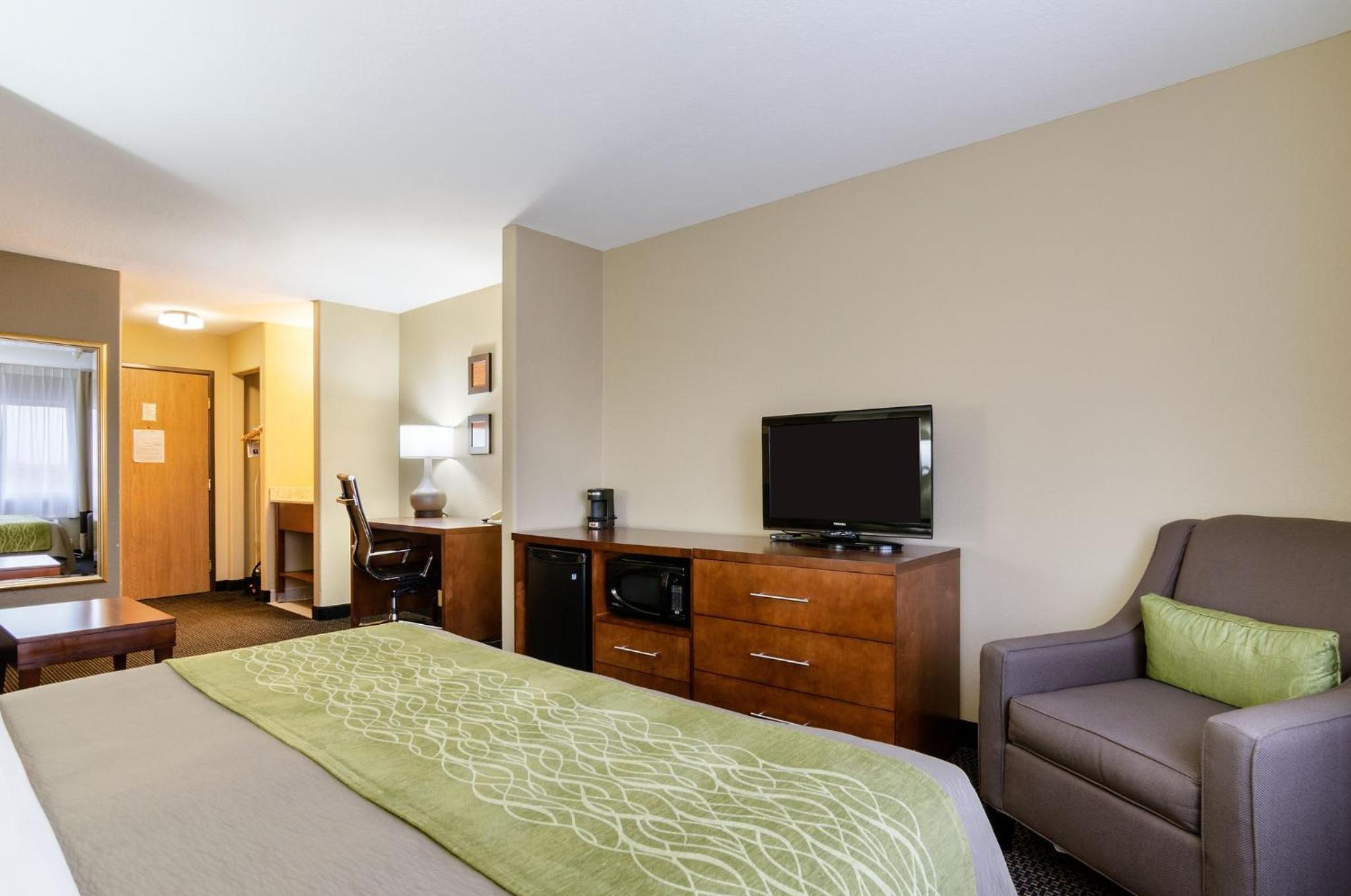 King Suite - Non-Smoking - Photo 5