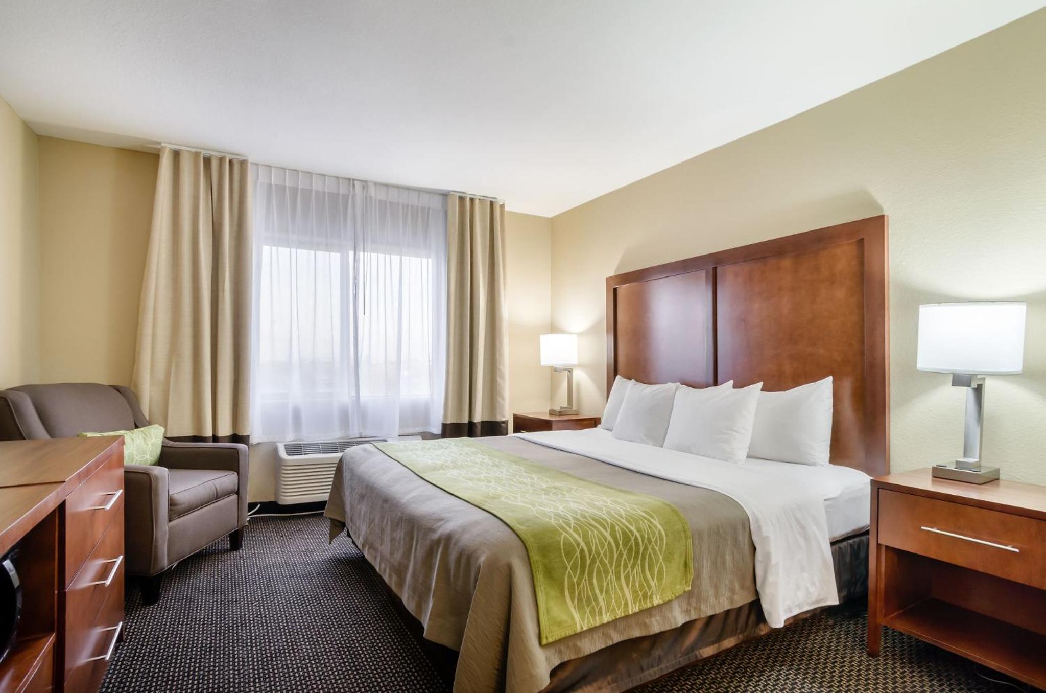 King Suite - Non-Smoking - Photo 2