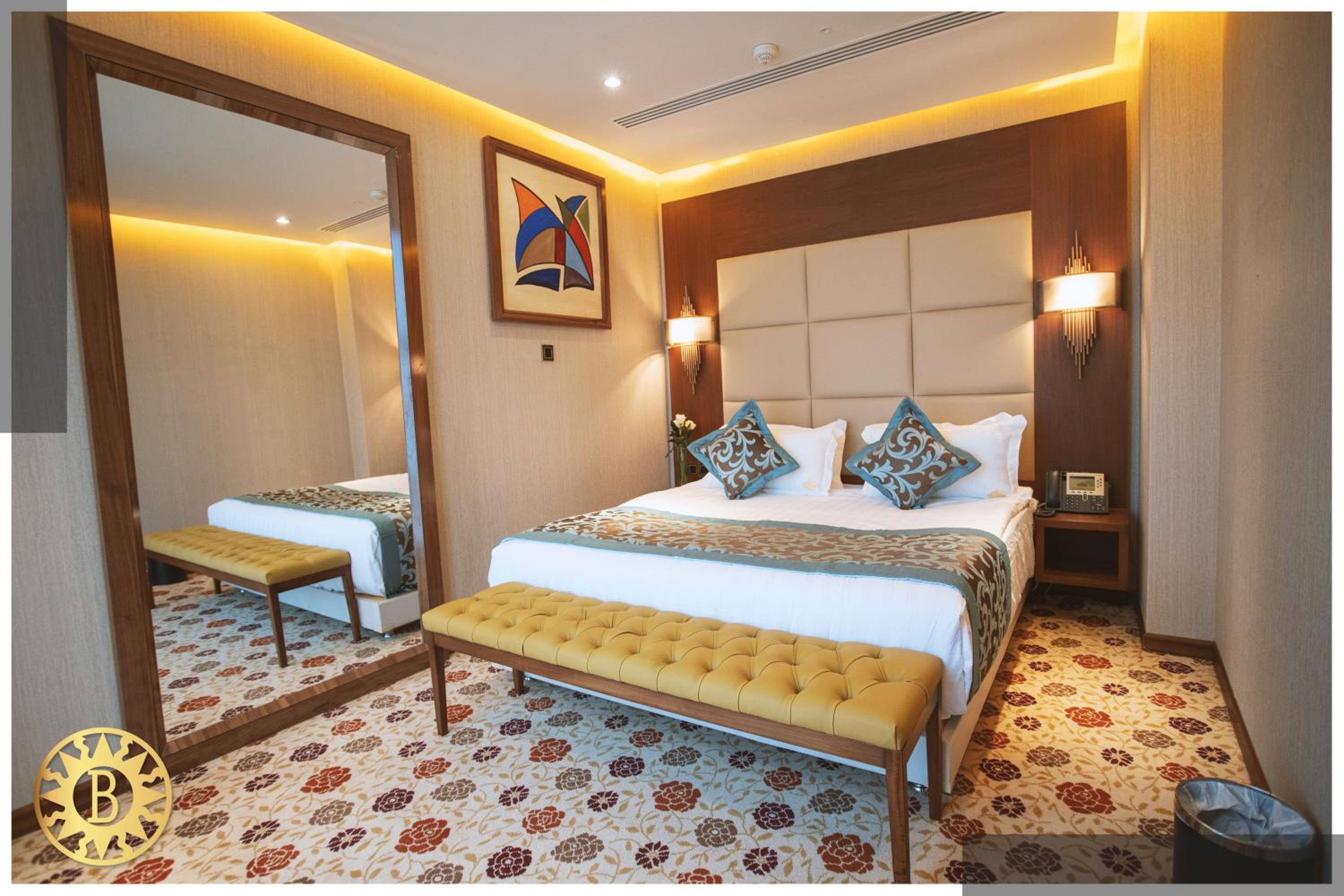 Executive Suite - Photo 2