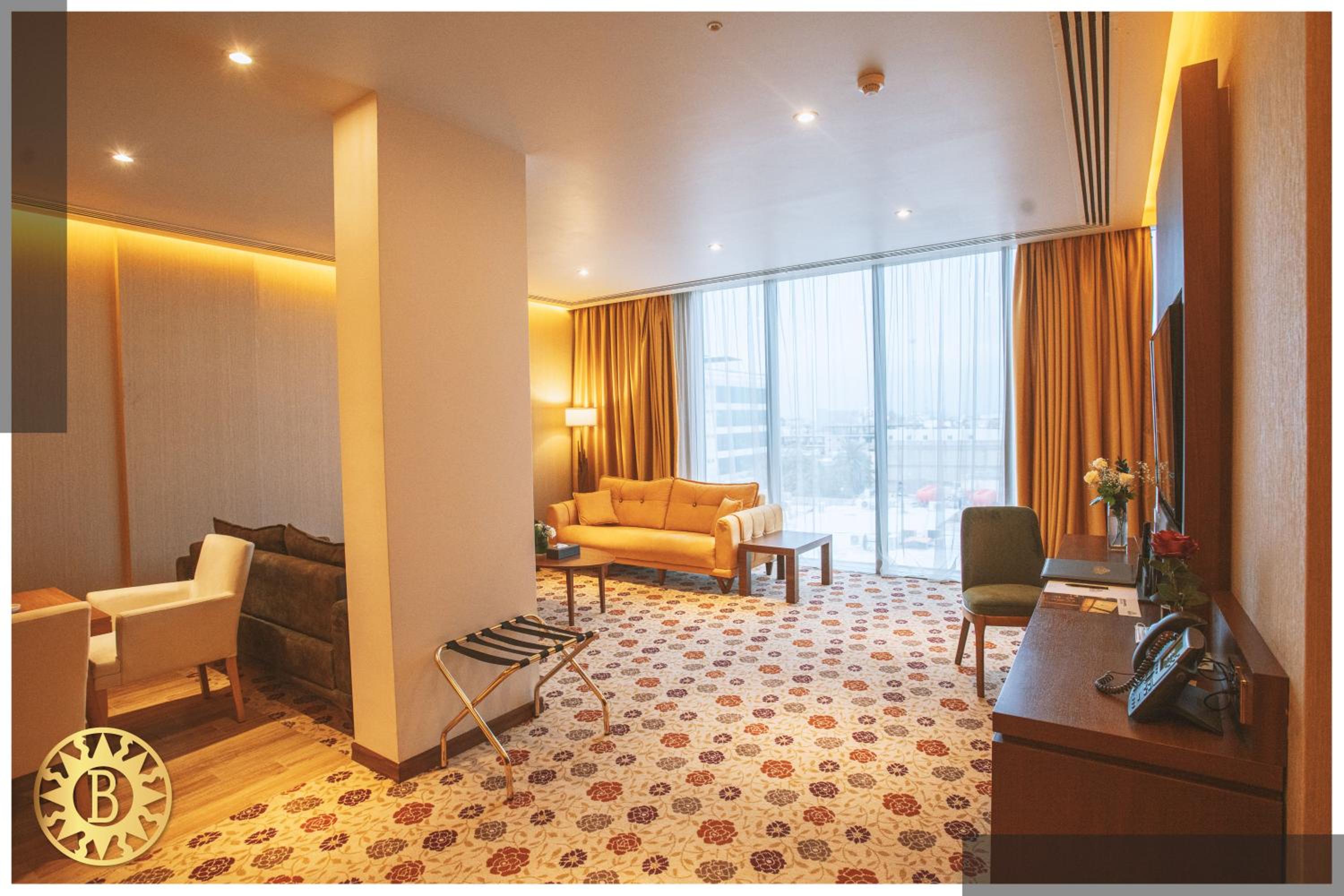 Executive Suite - Photo 4