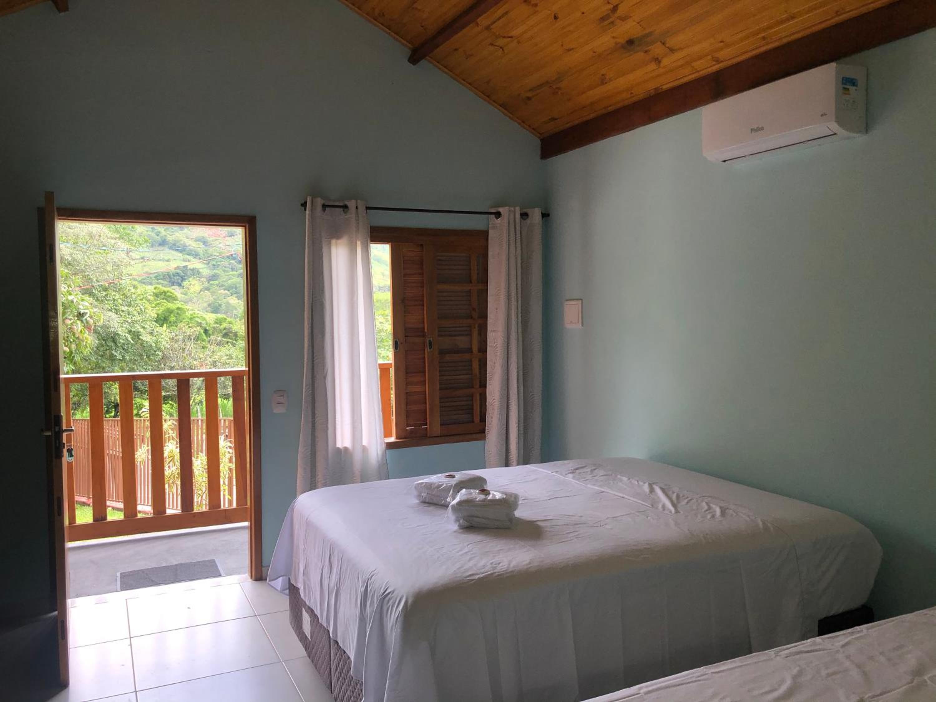 Family Room with Mountain View - Photo 2