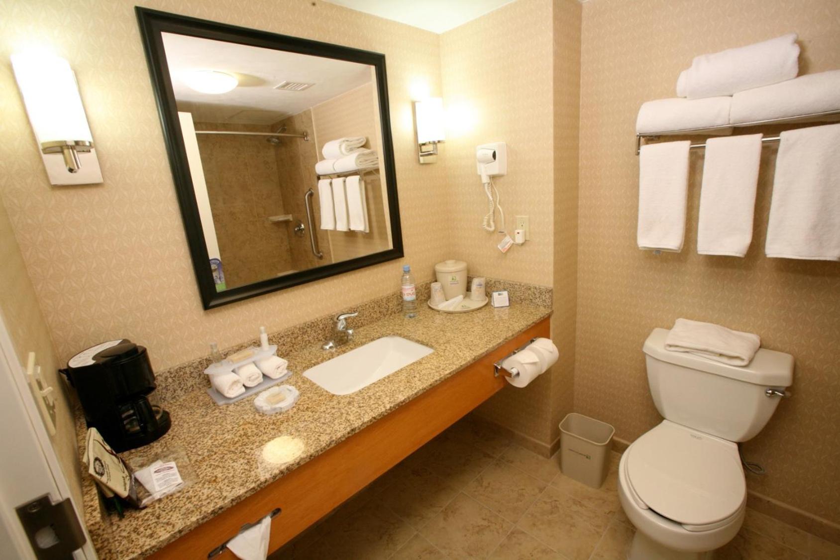 Queen Room with Two Queen Beds - Photo 3