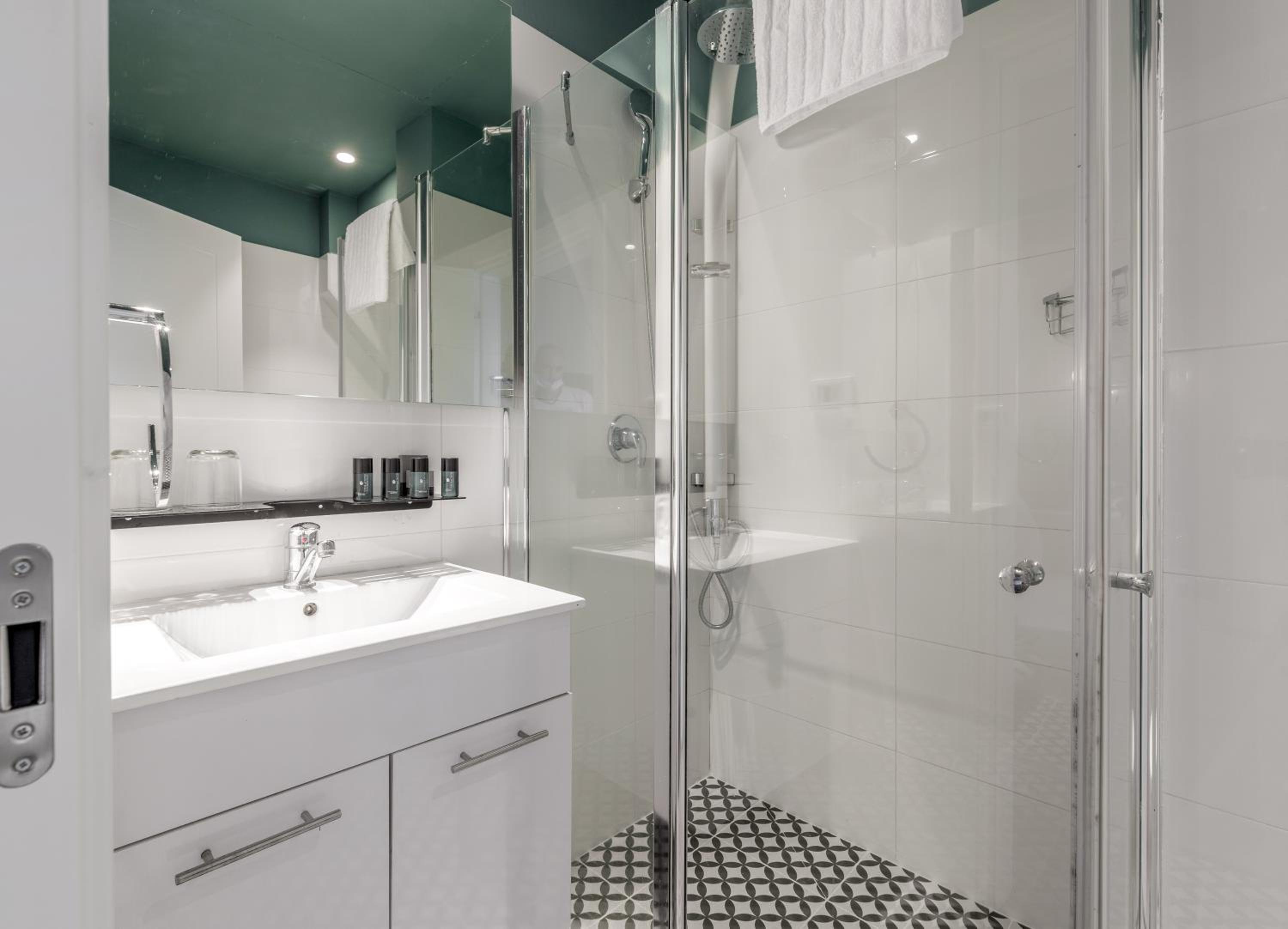 Classic Double or Twin Room - Photo 6